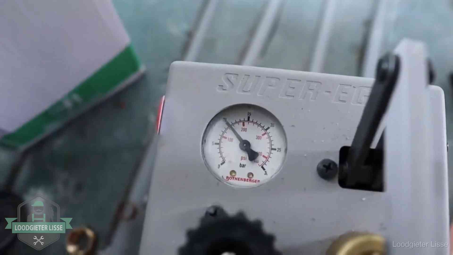 Verzekerd en aansprakelijk in Lisse Manometer van een afperspomp bij controle van nieuw leidingwerk in Lisse