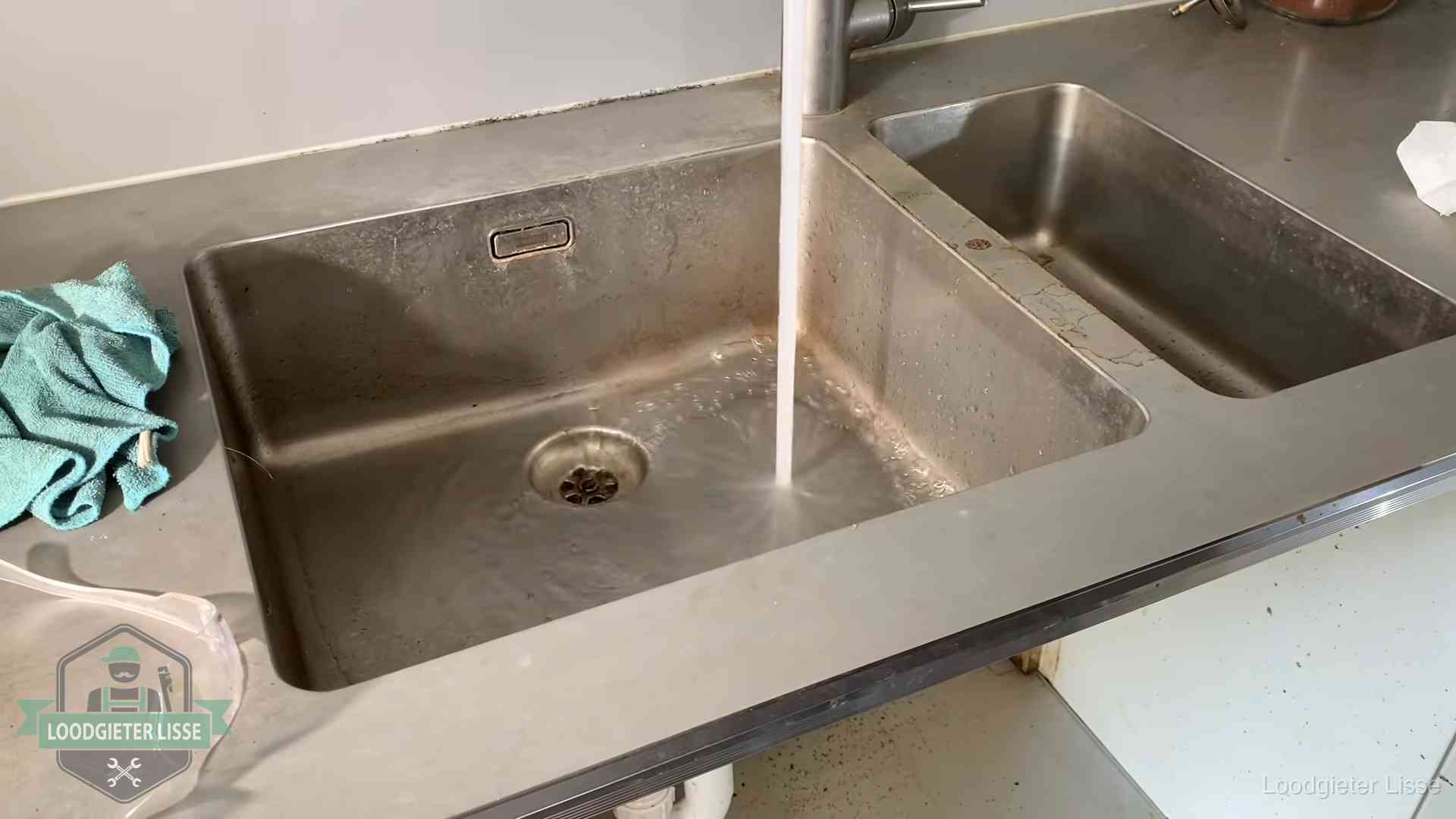 Vastlopende afvoer herkennen in Lisse Doorstroomtest van de afvoer bij een gootsteen in Lisse