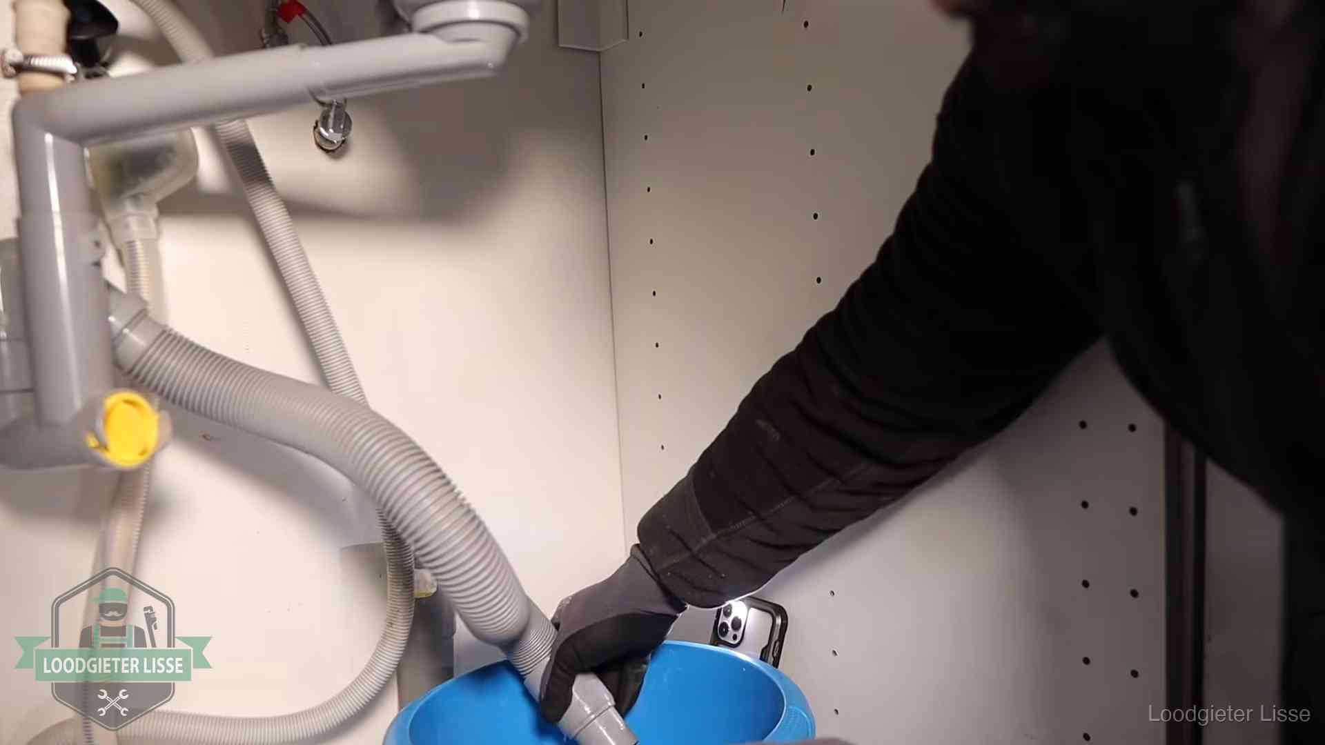 Zelf je afvoer legen in Lisse Afvoerslang loopt leeg in een emmer onder de gootsteen in Lisse, een klus die je zelf kunt doen