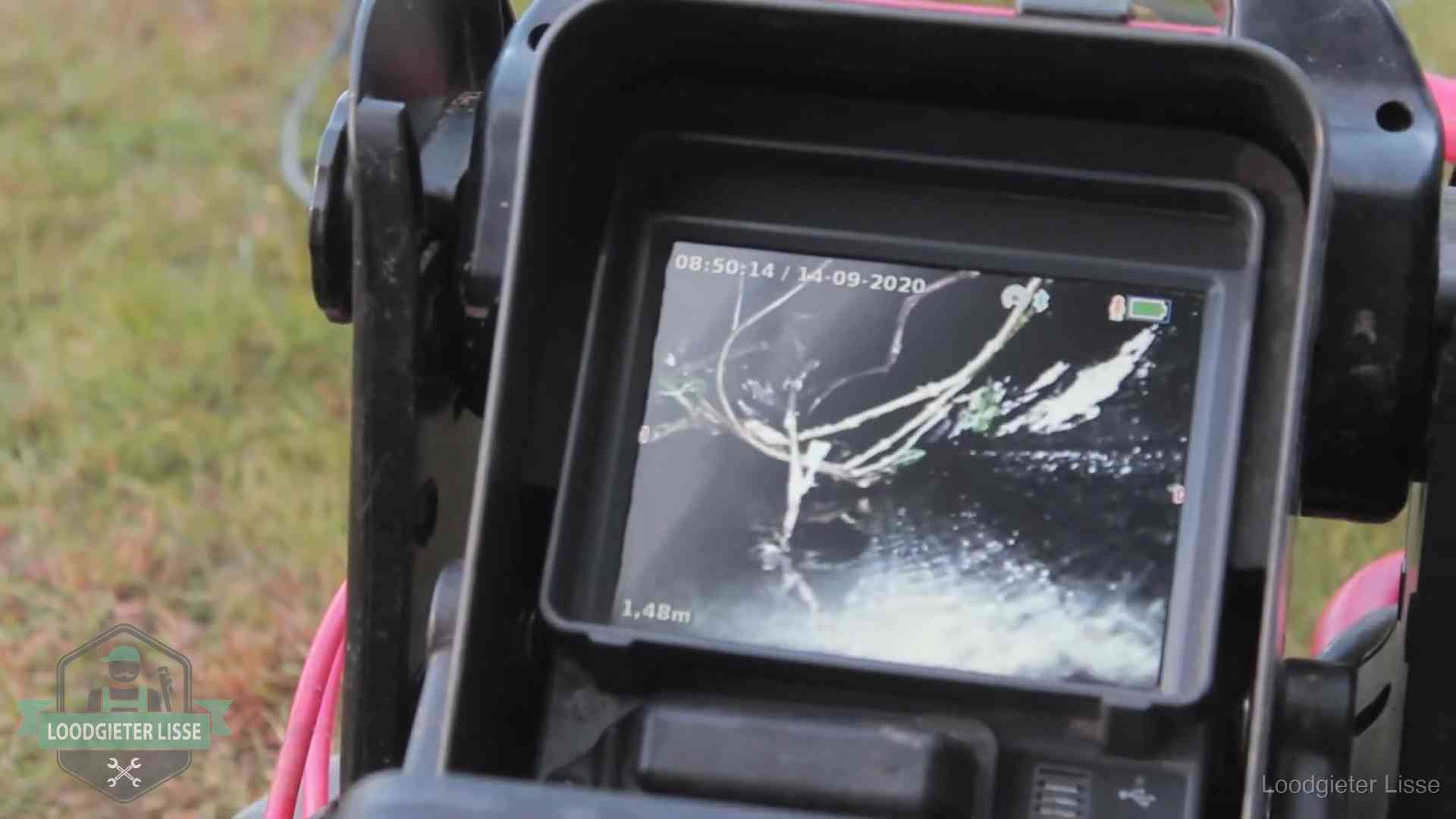 Camera-inspectie van het riool in Lisse Monitor van een rioolcamera toont wortelingroei in de rioolbuis bij een woning in Lisse