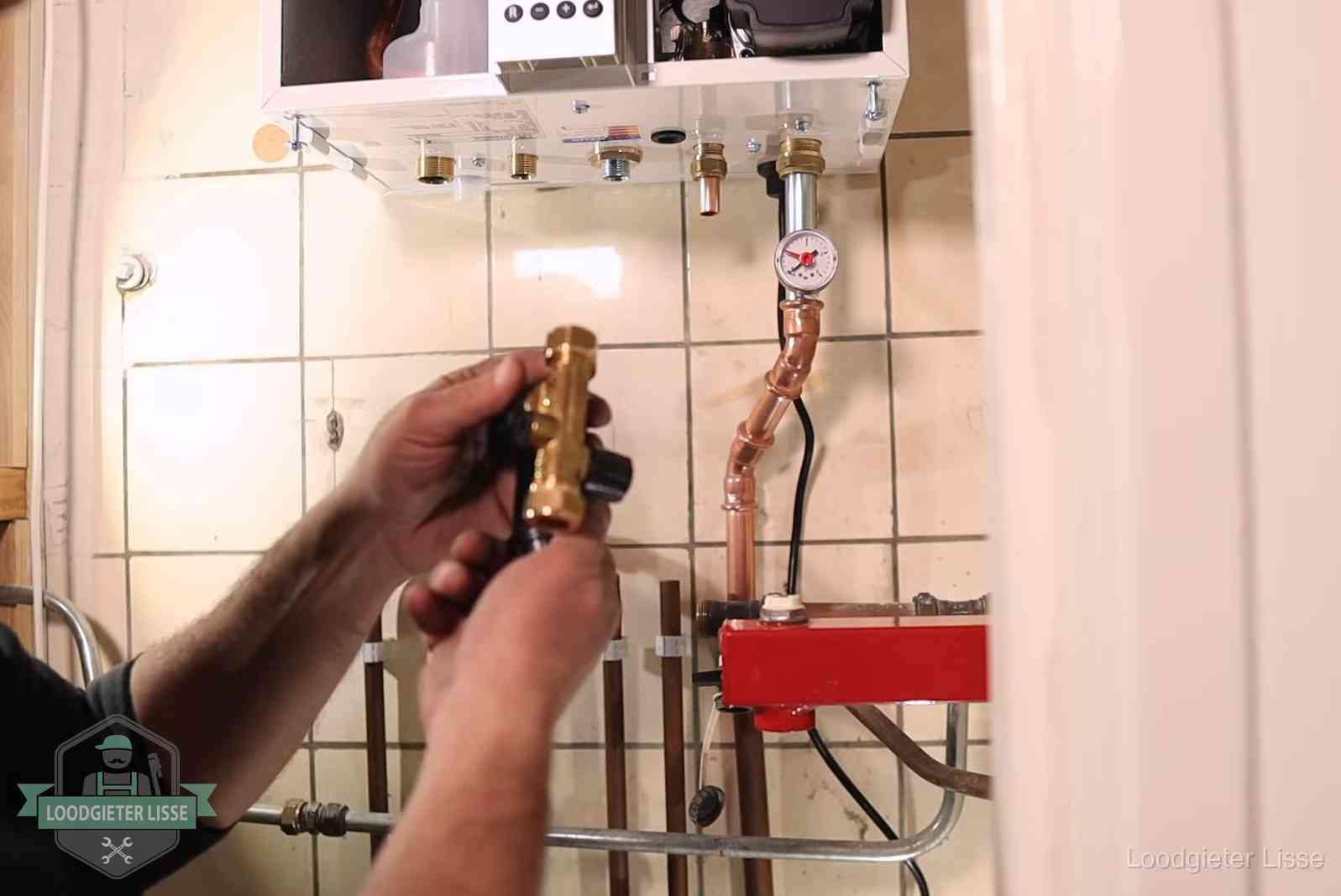 Zelf cv-druk bijvullen in Lisse Vulkraan en manometer onder een cv-ketel voor het bijvullen van de waterdruk in Lisse