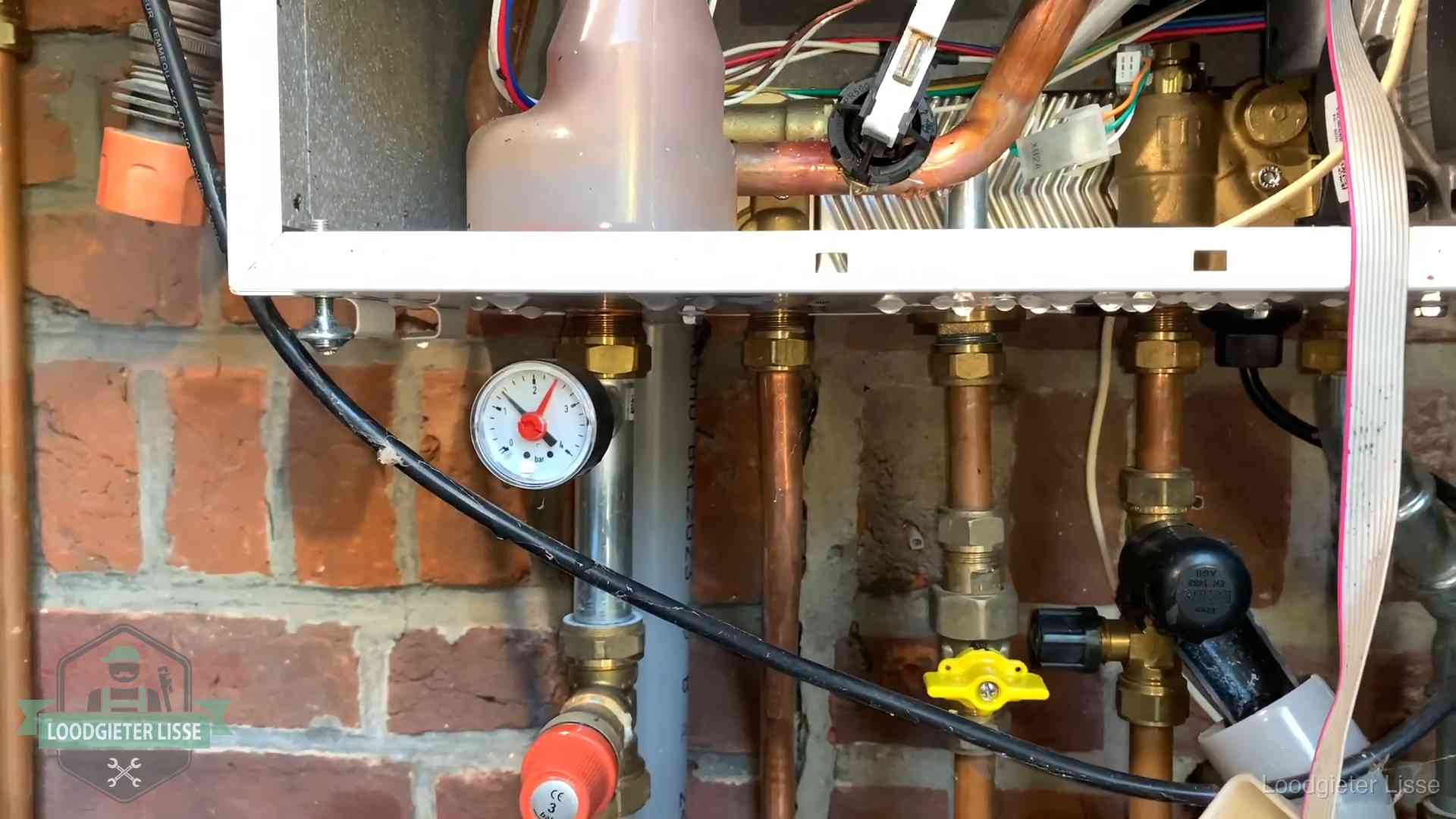 Manometer en aansluitleidingen onder een cv-ketel in Lisse bij controle op drukverlies