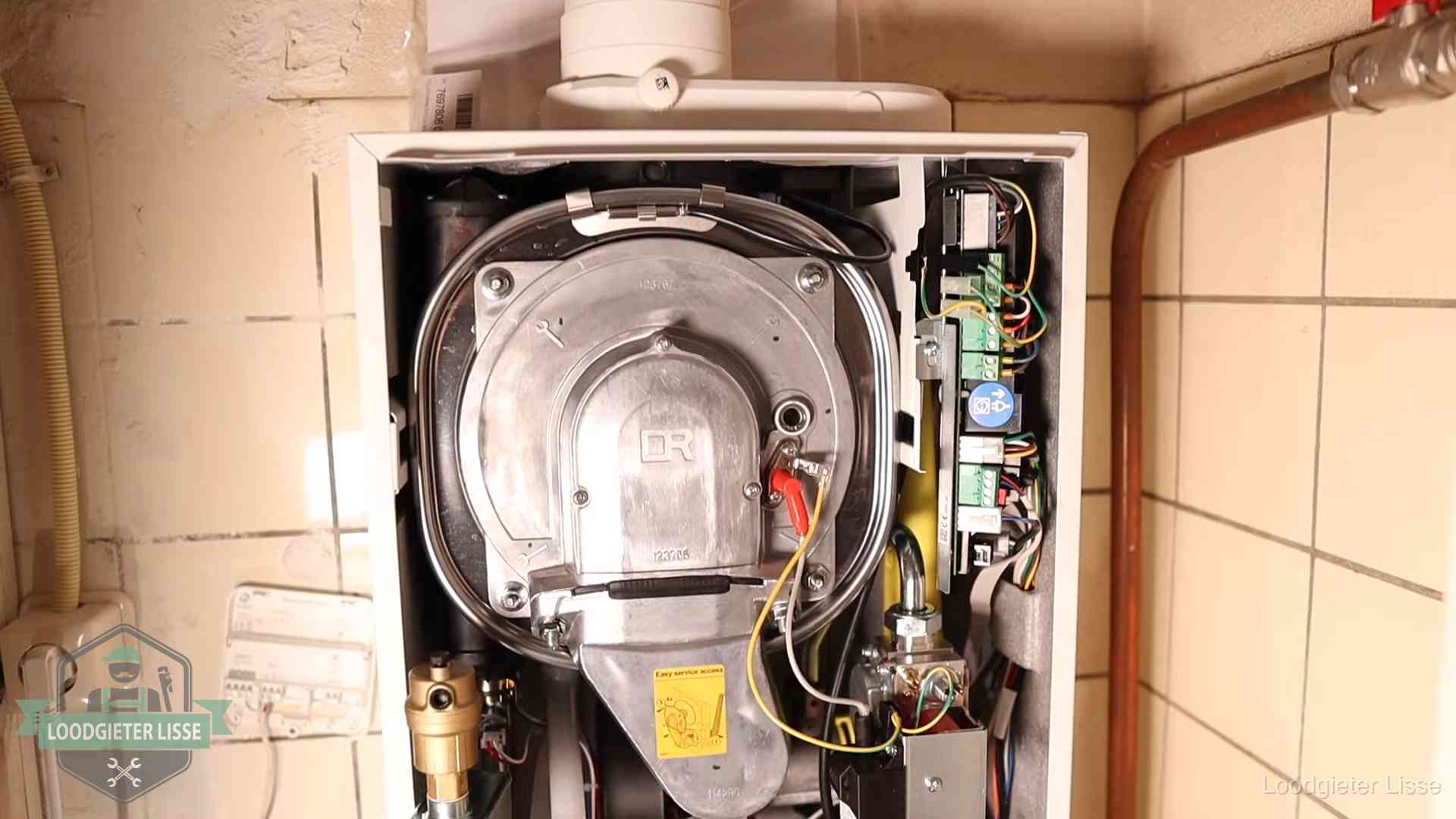 Hoe vaak cv-onderhoud in Lisse Geopende cv-ketel met warmtewisselaar tijdens periodiek onderhoud in Lisse
