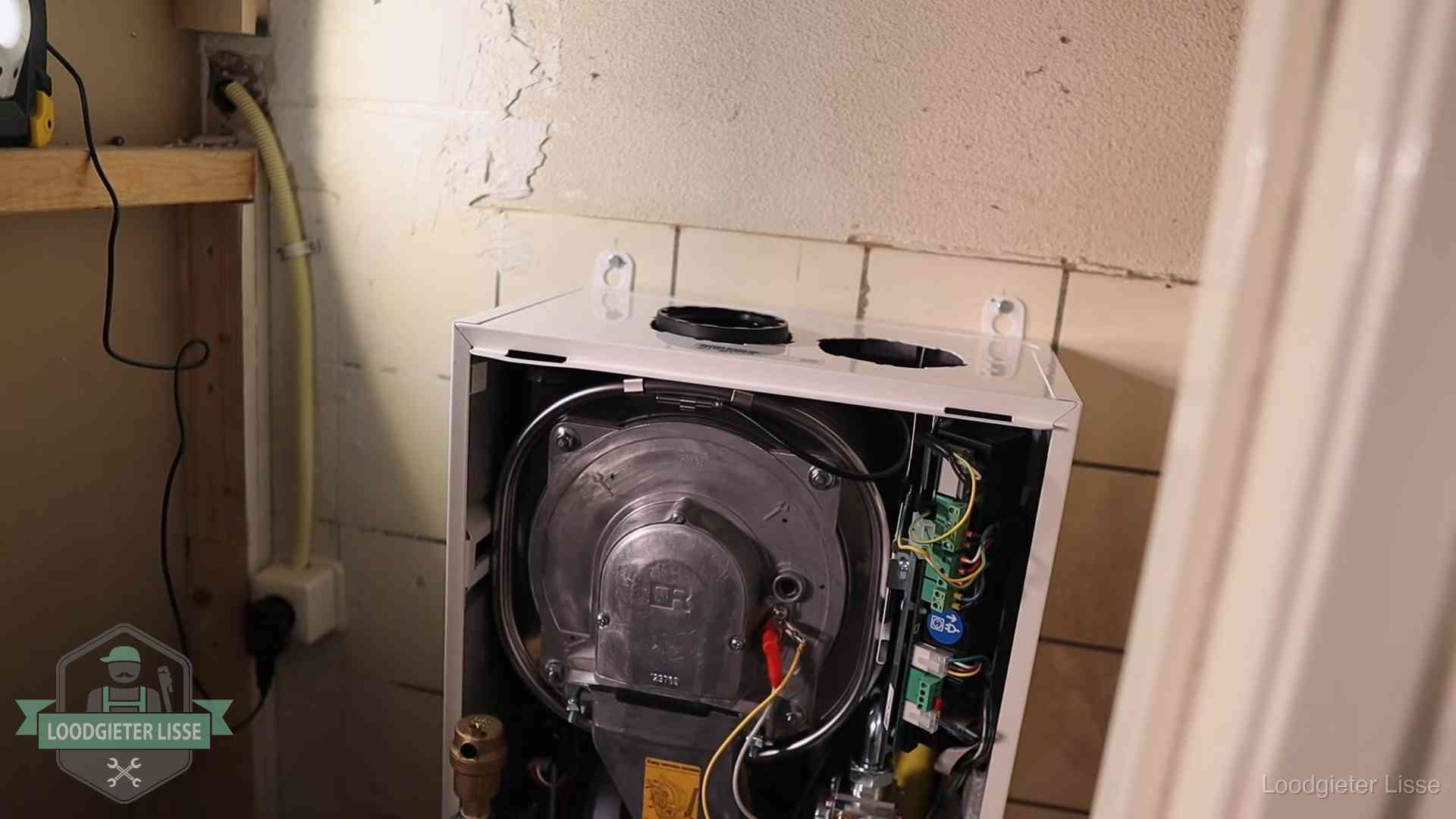Onderhoudsbeurt cv-ketel in Lisse Geopende cv-ketel tijdens een onderhoudsbeurt in Lisse, met brander en warmtewisselaar zichtbaar