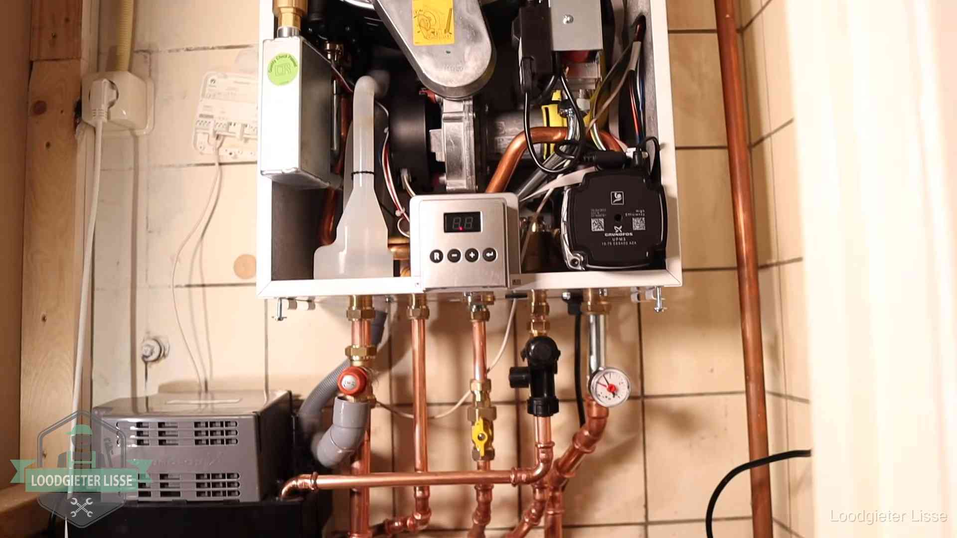 Zuiniger stoken na cv-onderhoud in Lisse Geopende cv-ketel met brander en cv-pomp tijdens een onderhoudsbeurt in Lisse