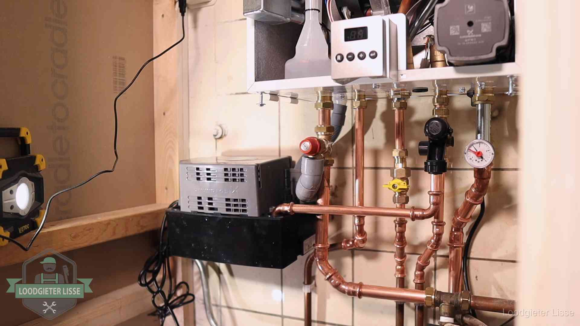 Levensduur van je cv-ketel in Lisse Nieuw koperen leidingwerk met pomp en manometer onder een vervangen cv-opstelling in Lisse
