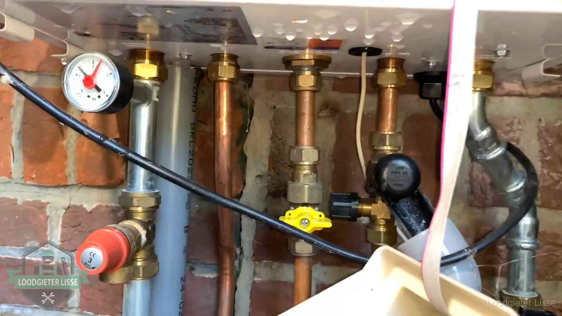 Kosten cv-ketel onderhoud in Lisse Onderaansluitingen van een cv-ketel met manometer en gaskraan in Lisse
