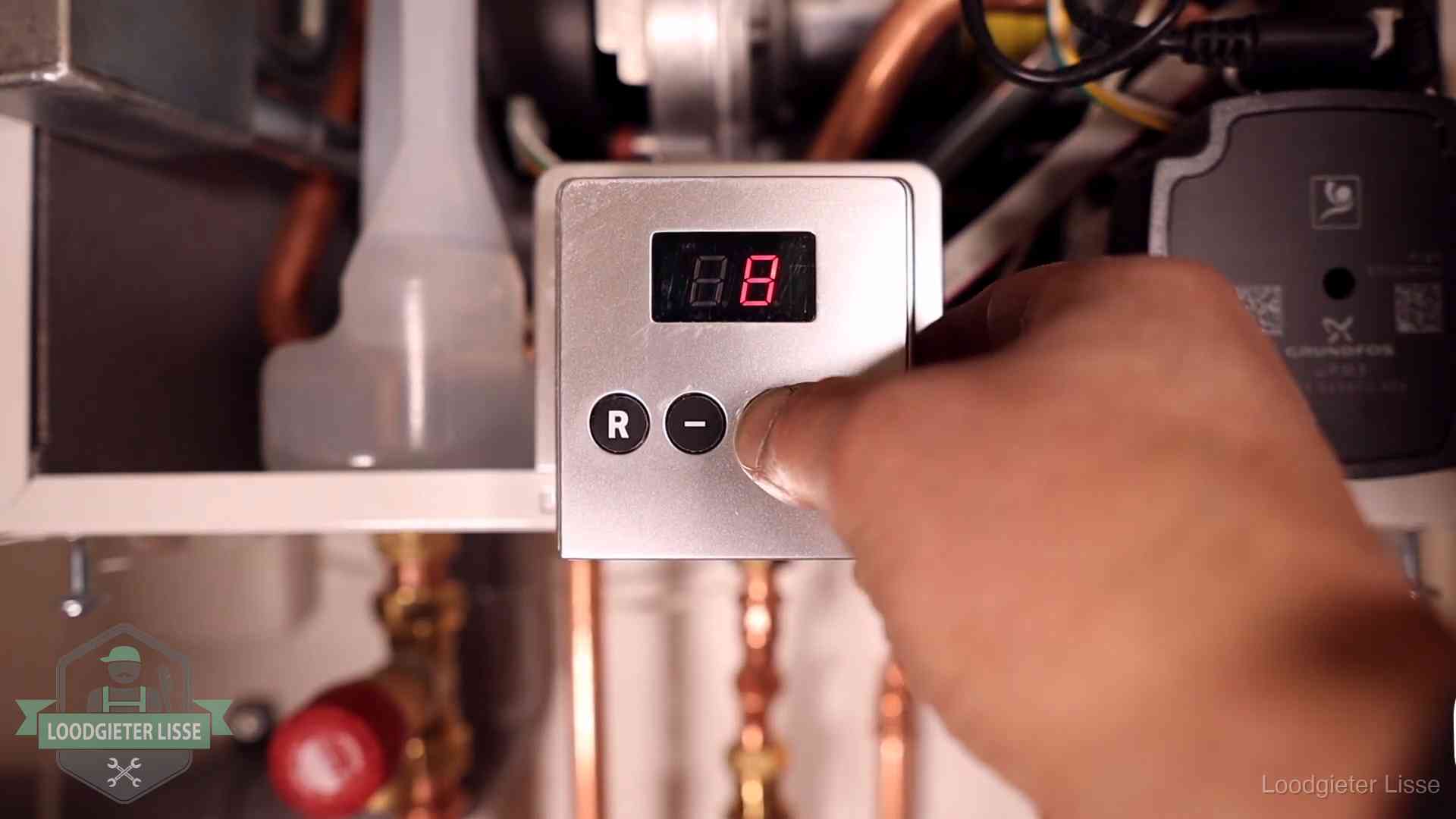 Cv-storing uitlezen in Lisse Monteur bedient het display van een cv-ketel bij een storing in Lisse