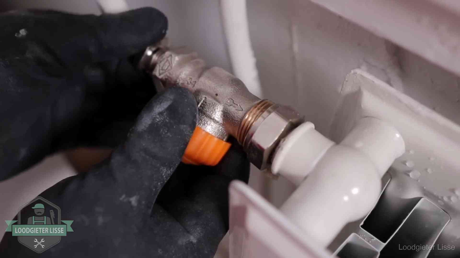 Je cv winterklaar maken in Lisse Thermostaatkraan wordt gemonteerd op een radiator in Lisse voor het stookseizoen