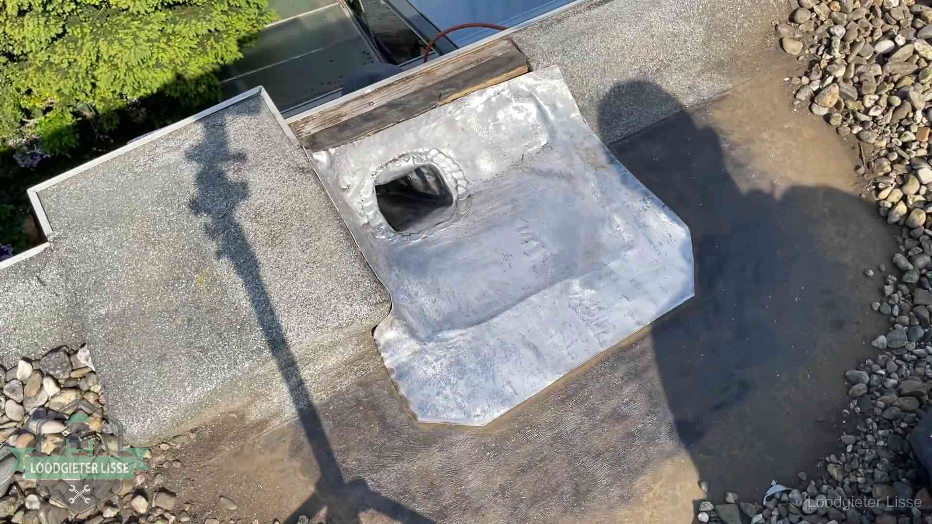 Noodafdichting bij daklekkage in Lisse Vers afgedichte dakdoorvoer met lood en zink op een plat dak in Lisse