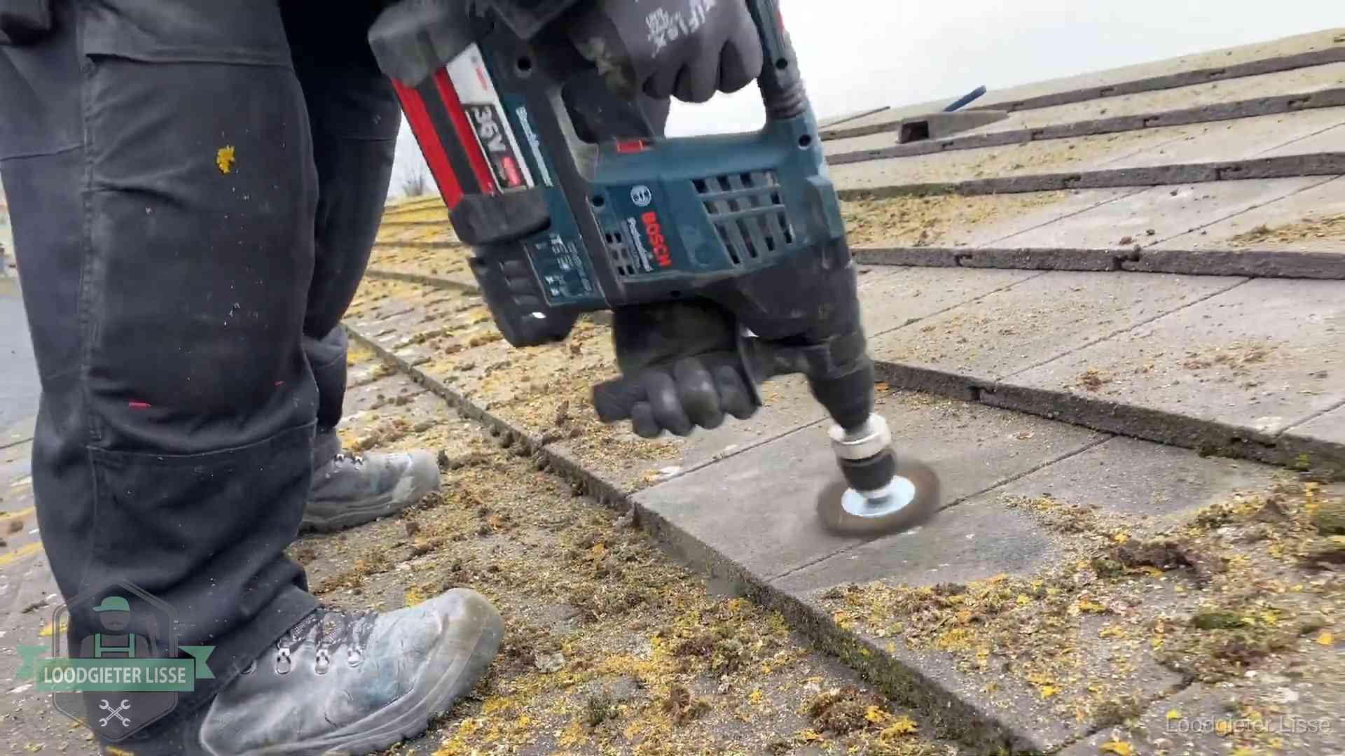 Dakonderhoud en preventie in Lisse Betonnen dakpannen worden machinaal gereinigd tijdens dakonderhoud in Lisse