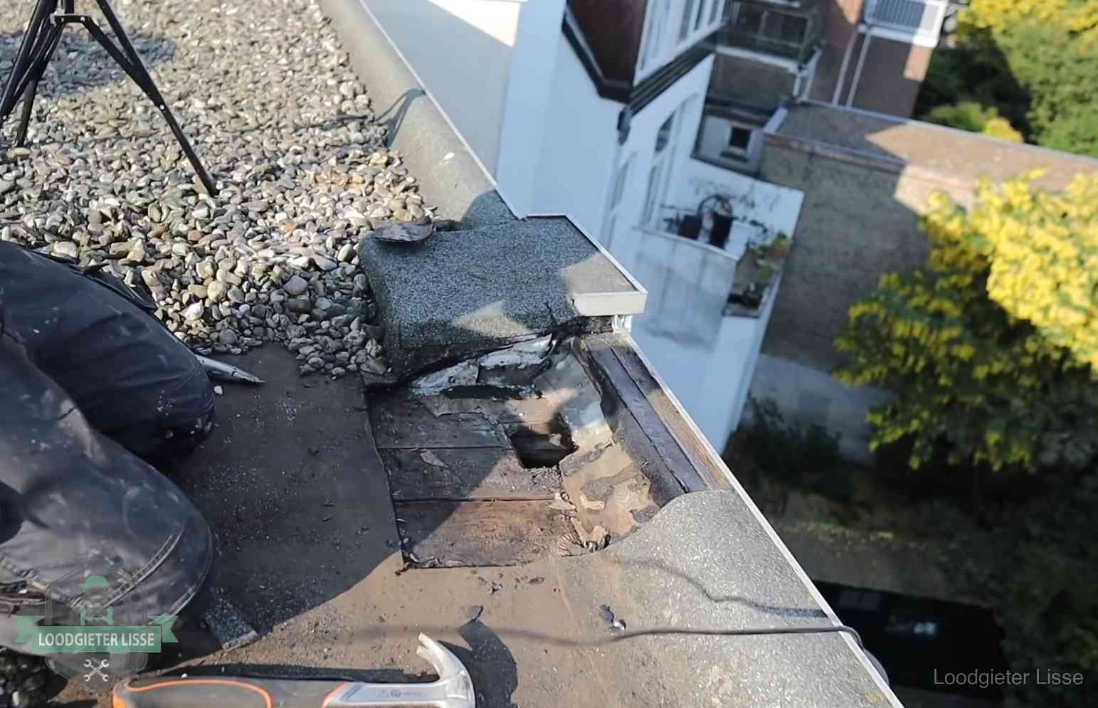 Gevolgen van een daklekkage in Lisse Opengelegde dakrand met verrot dakbeschot door een langdurige daklekkage in Lisse