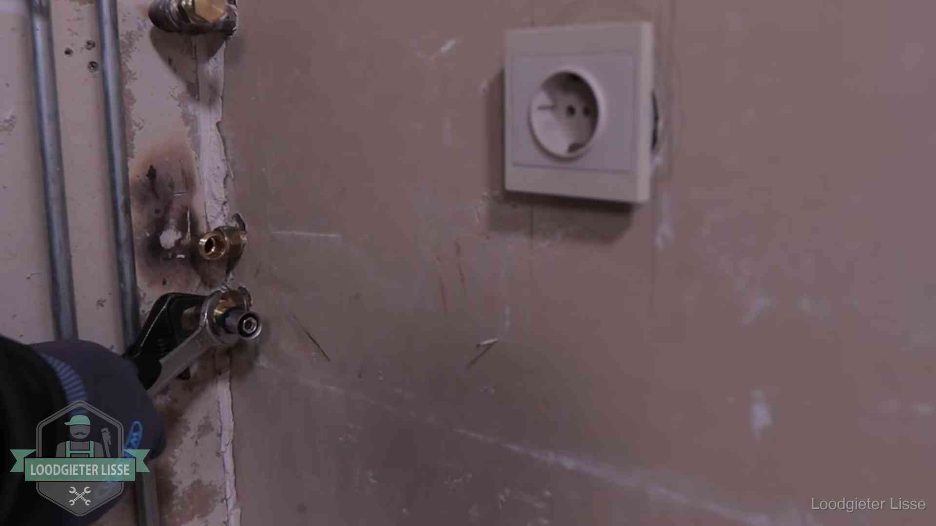 Erkend vakmanschap in Lisse Monteur draait een perskoppeling vast op een leidingaansluiting in Lisse
