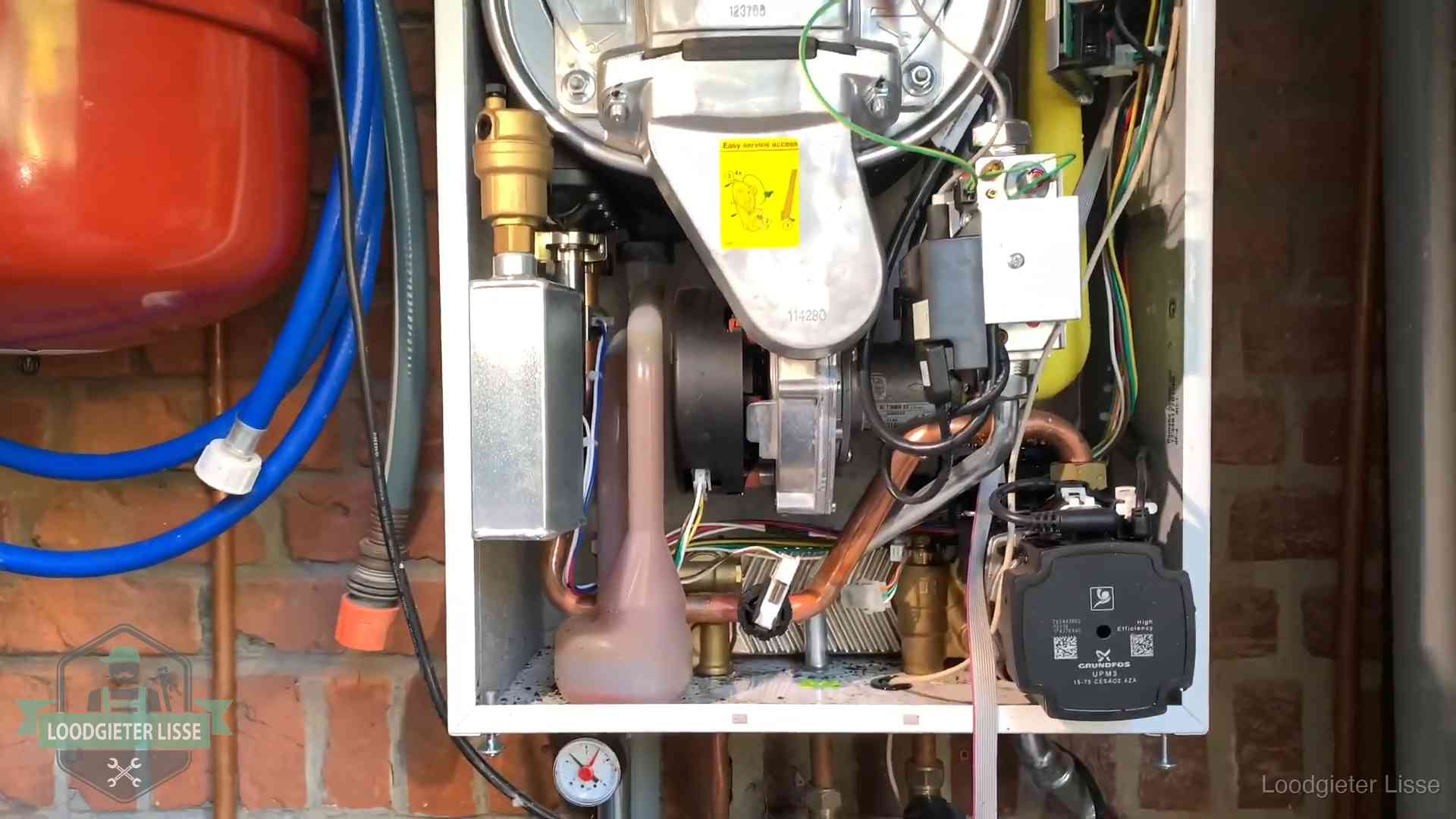 Expansievat en waterdruk in Lisse Geopende cv-ketel met rood expansievat in een woning in Lisse