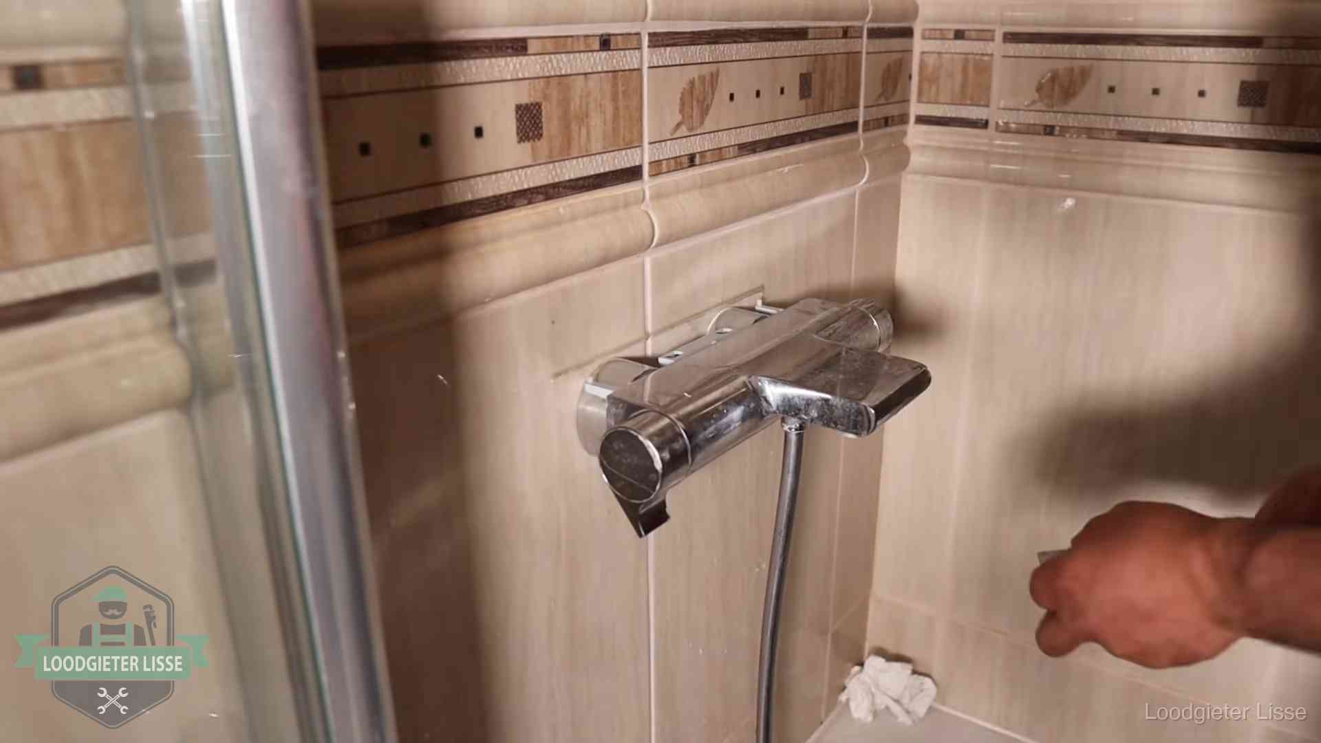 Kalkaanslag en je cv-ketel in Lisse Verkalkte douche-mengkraan in Lisse, hetzelfde kalk dat zich in de warmtewisselaar afzet
