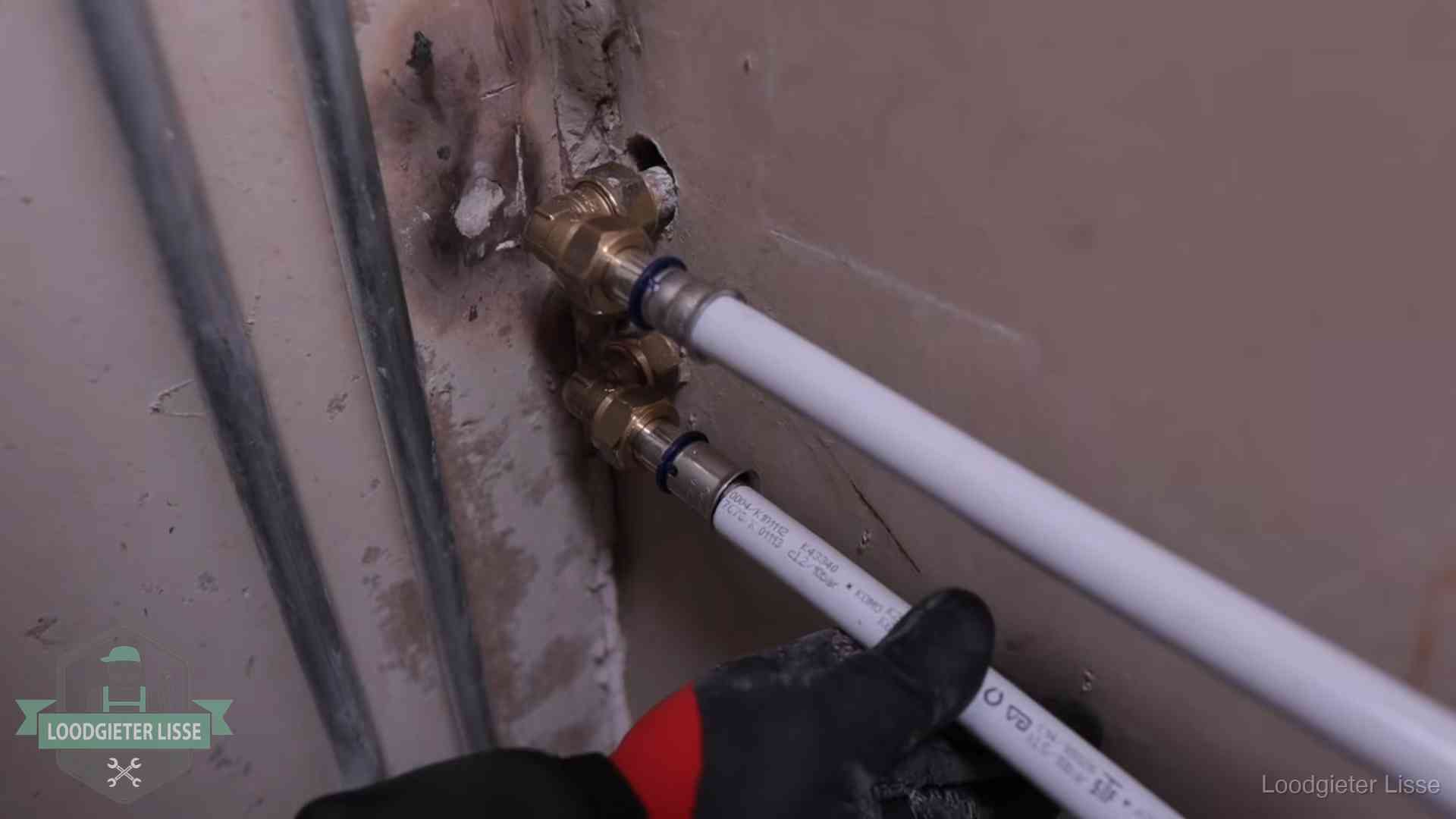 Kwaliteitsnormen voor loodgieterswerk in Lisse Meerlagenbuizen met keurmerk en rvs persfittingen op muuraansluitingen in Lisse