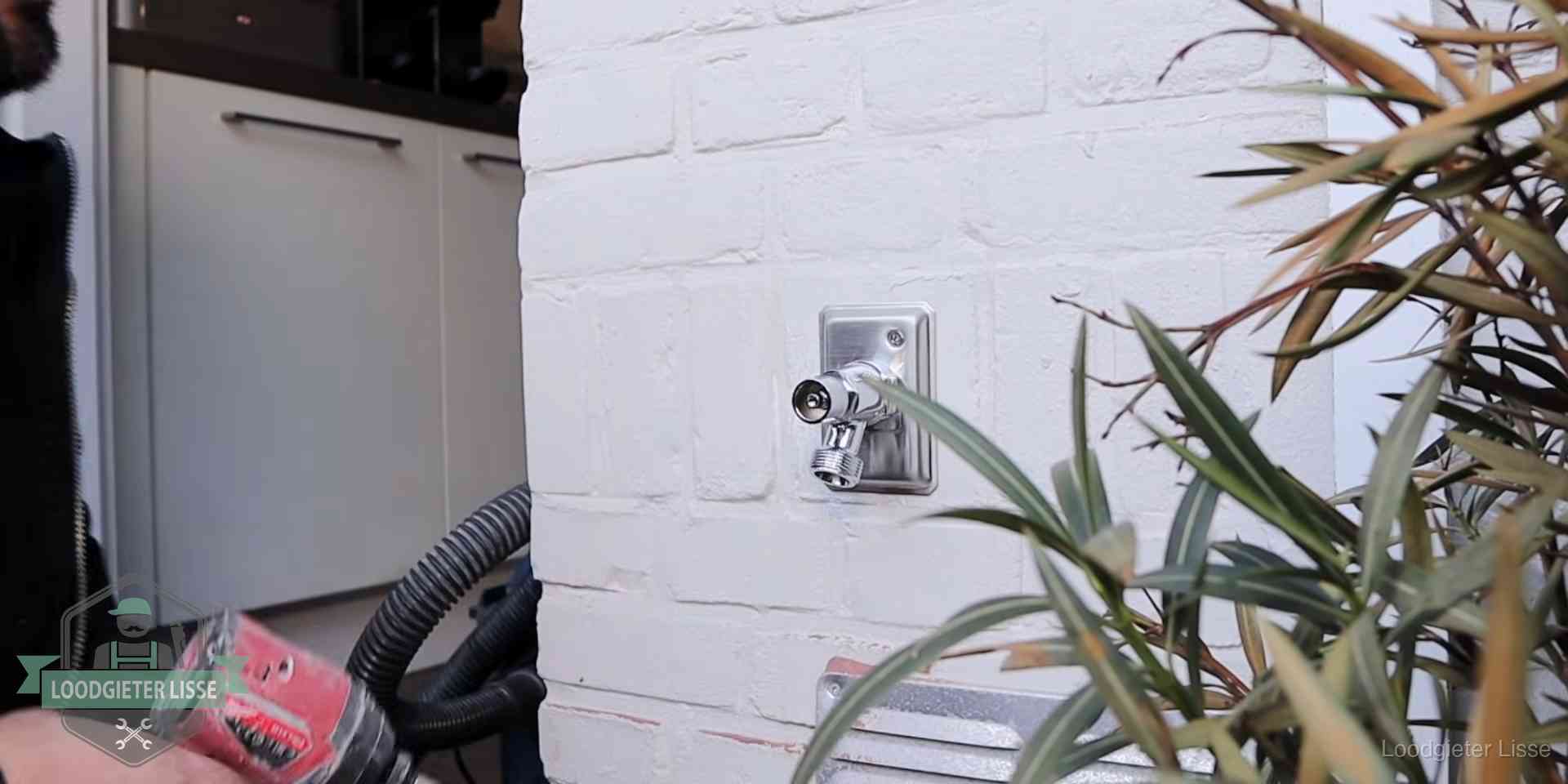 Daklek of leidinglek testen in Lisse Chromen kraan op een muurplaat bij een woning in Lisse, dichtdraaien is stap een van de lektest