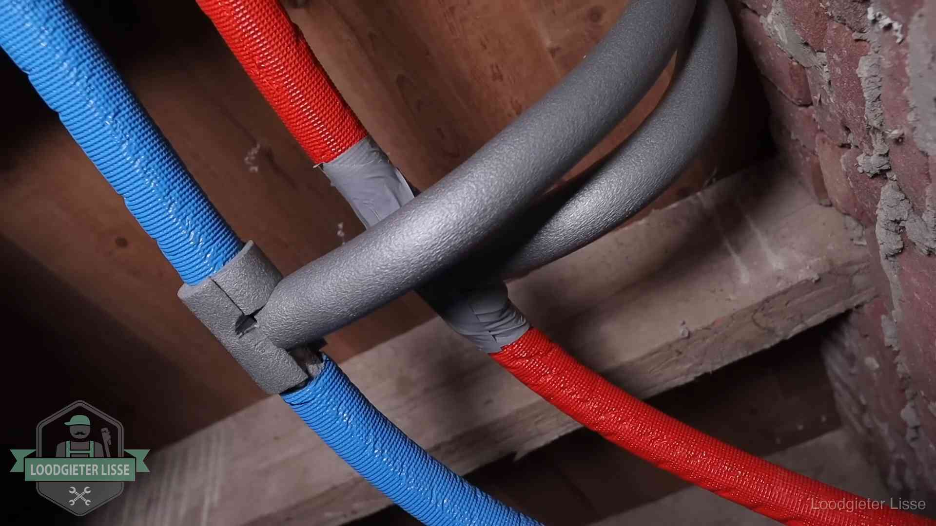 Geïsoleerde waterleidingen langs houten balken tegen bevriezing in Lisse