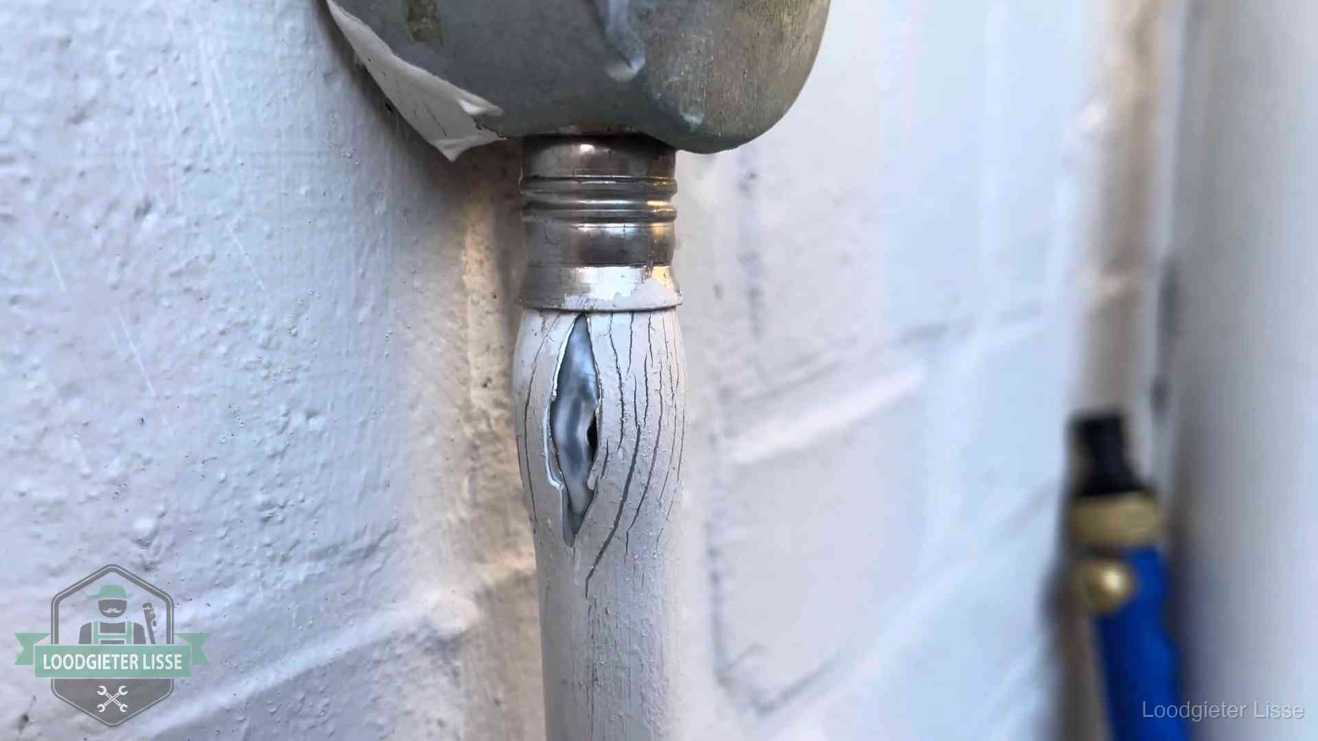 Oude waterleiding in Lisse waar de verf openscheurt, een stille aanwijzing voor een beginnend lek