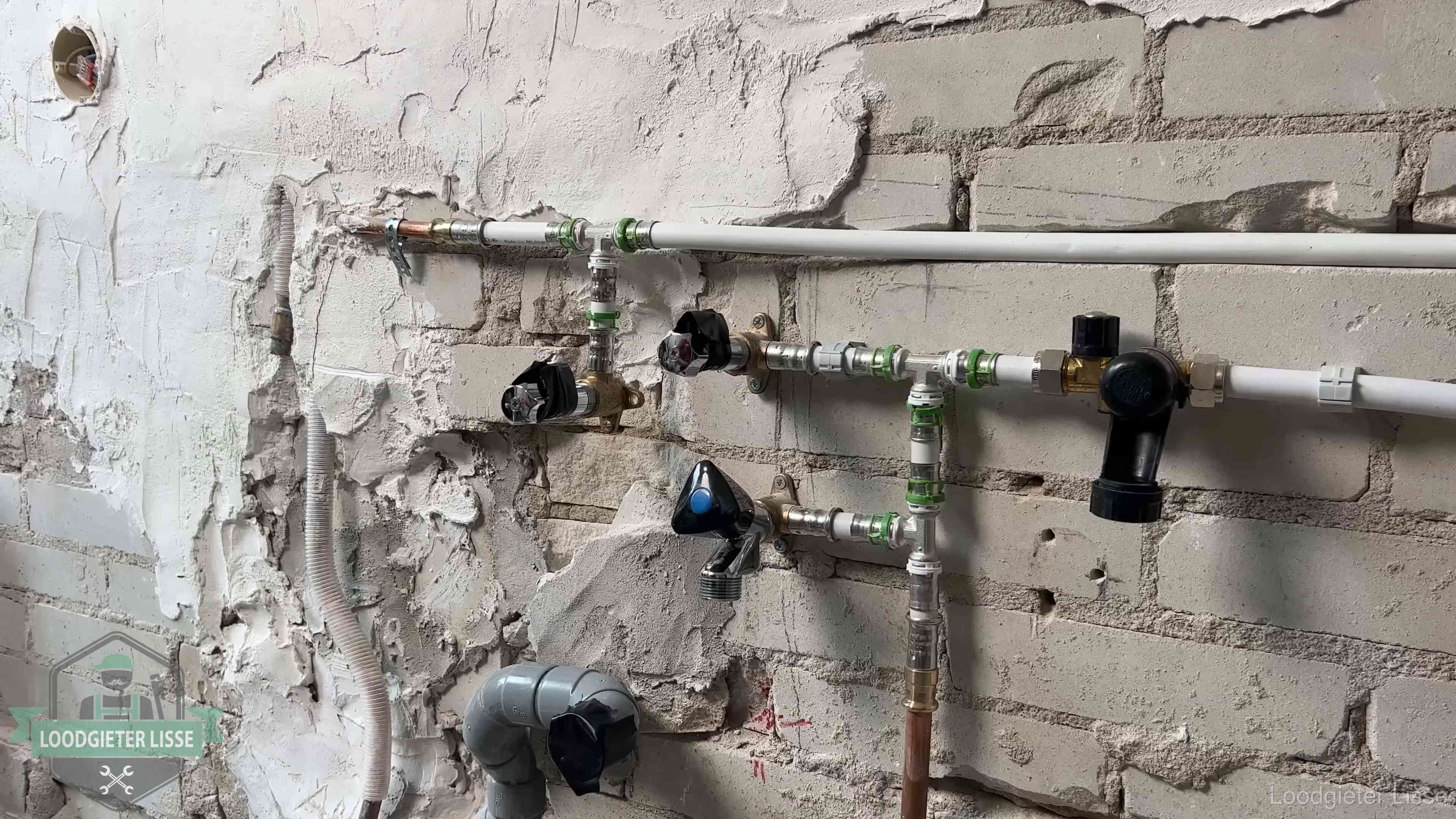 Diensten van ons loodgietersbedrijf in Lisse Nieuw aangelegd leidingwerk met persfittingen tijdens een verbouwing in Lisse