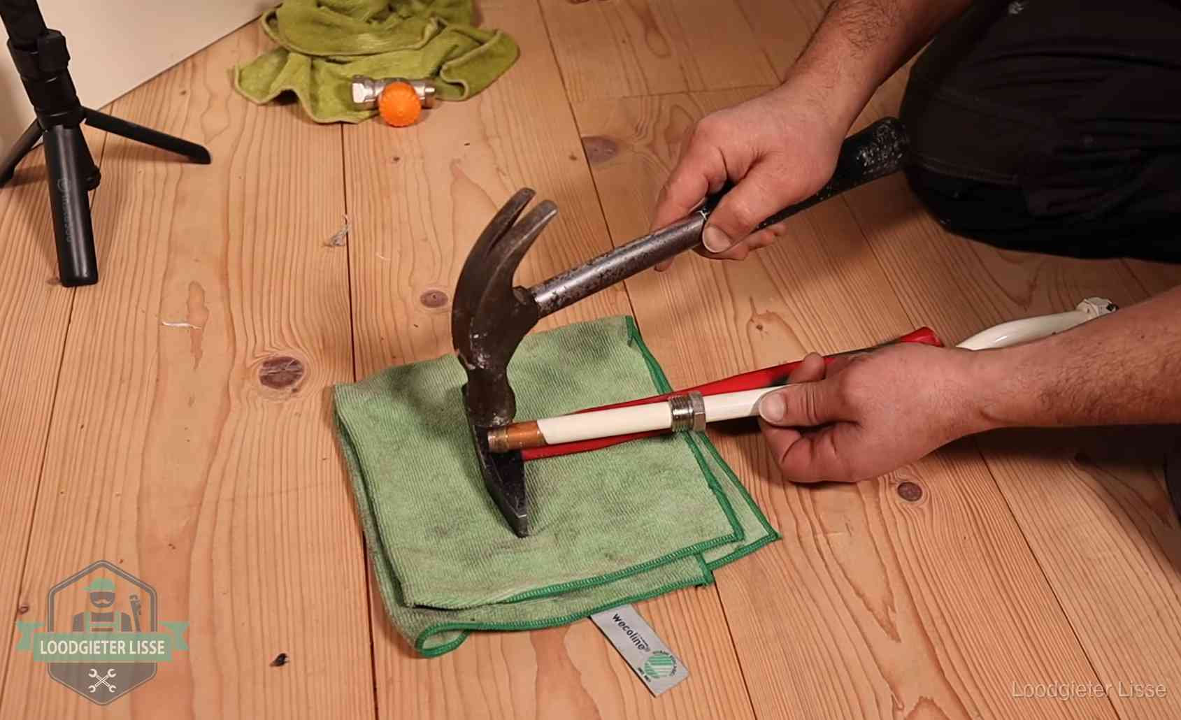 Rode vlaggen bij loodgieters in Lisse Geimproviseerd gereedschap bij een klus in Lisse, een teken om op te letten wie je binnenhaalt