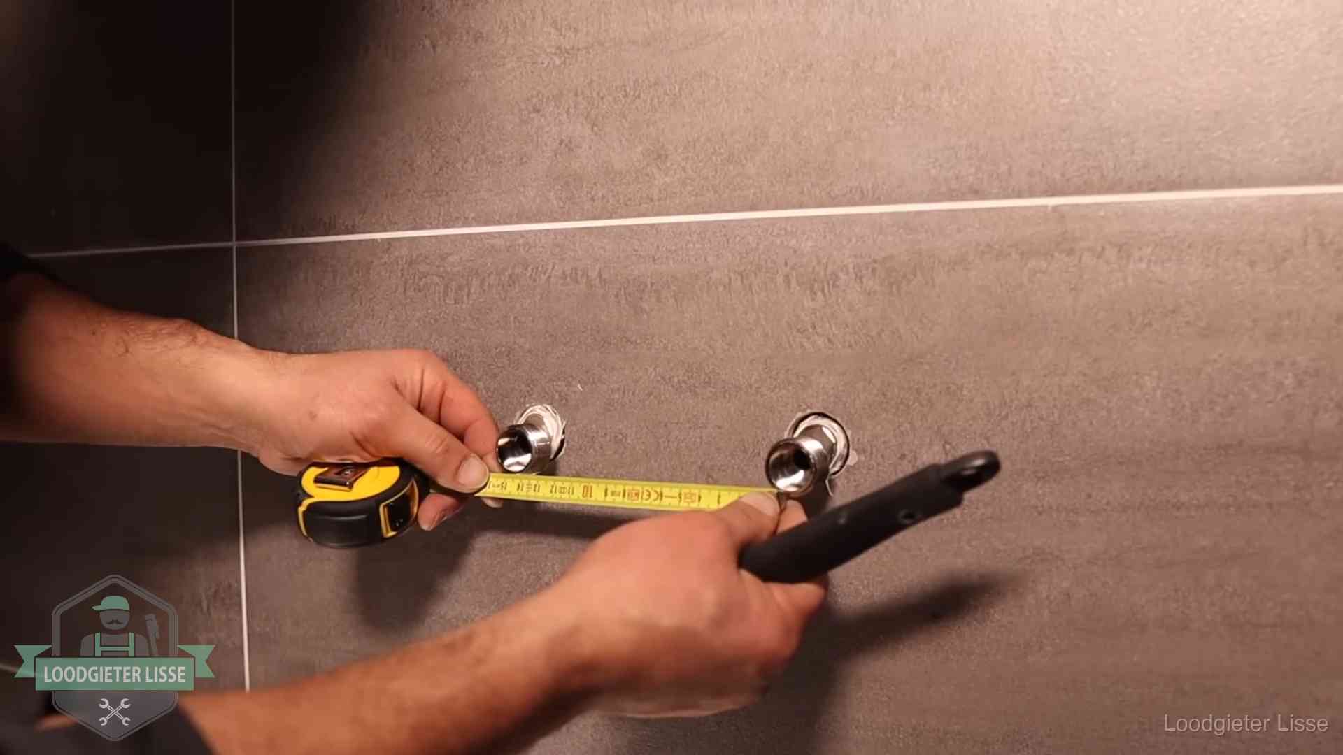 Loodgieter meet de hartafstand van aansluitingen nauwkeurig op in Lisse