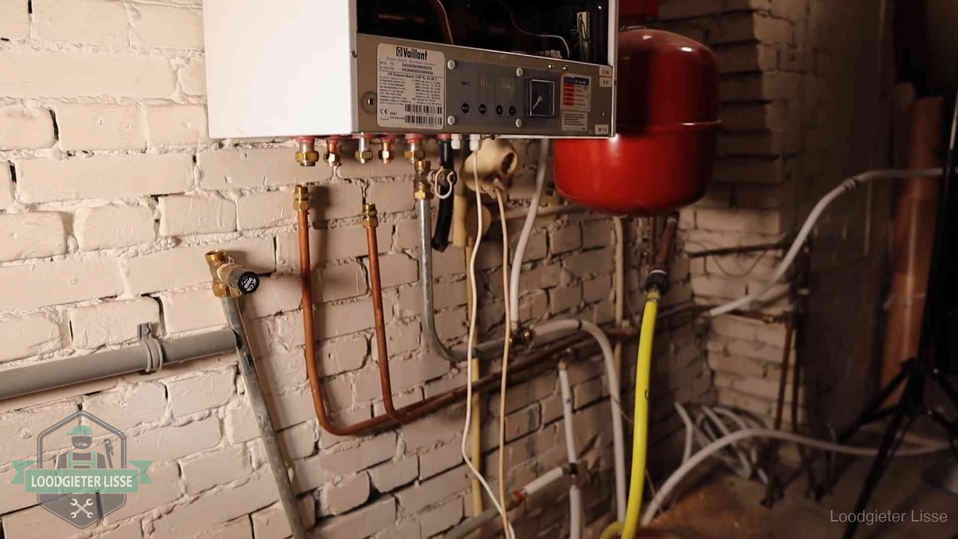 Onderhoud aan een oudere cv-ketel in Lisse Verouderde cv-ketel met een wirwar van oude leidingen in een woning in Lisse