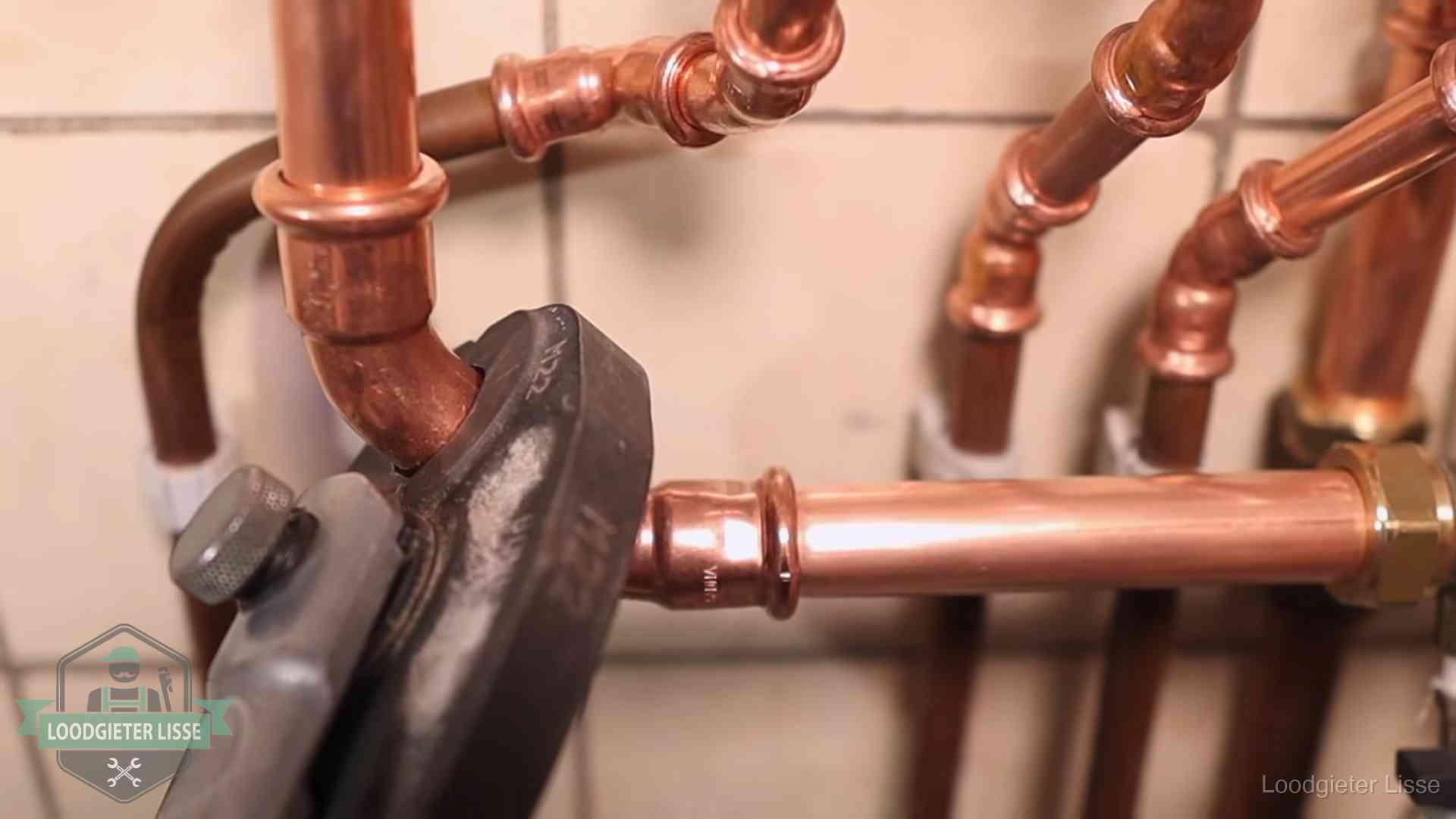 Werkwijze van ons loodgietersbedrijf in Lisse Persmachine perst een koperen fitting op nieuw leidingwerk in Lisse