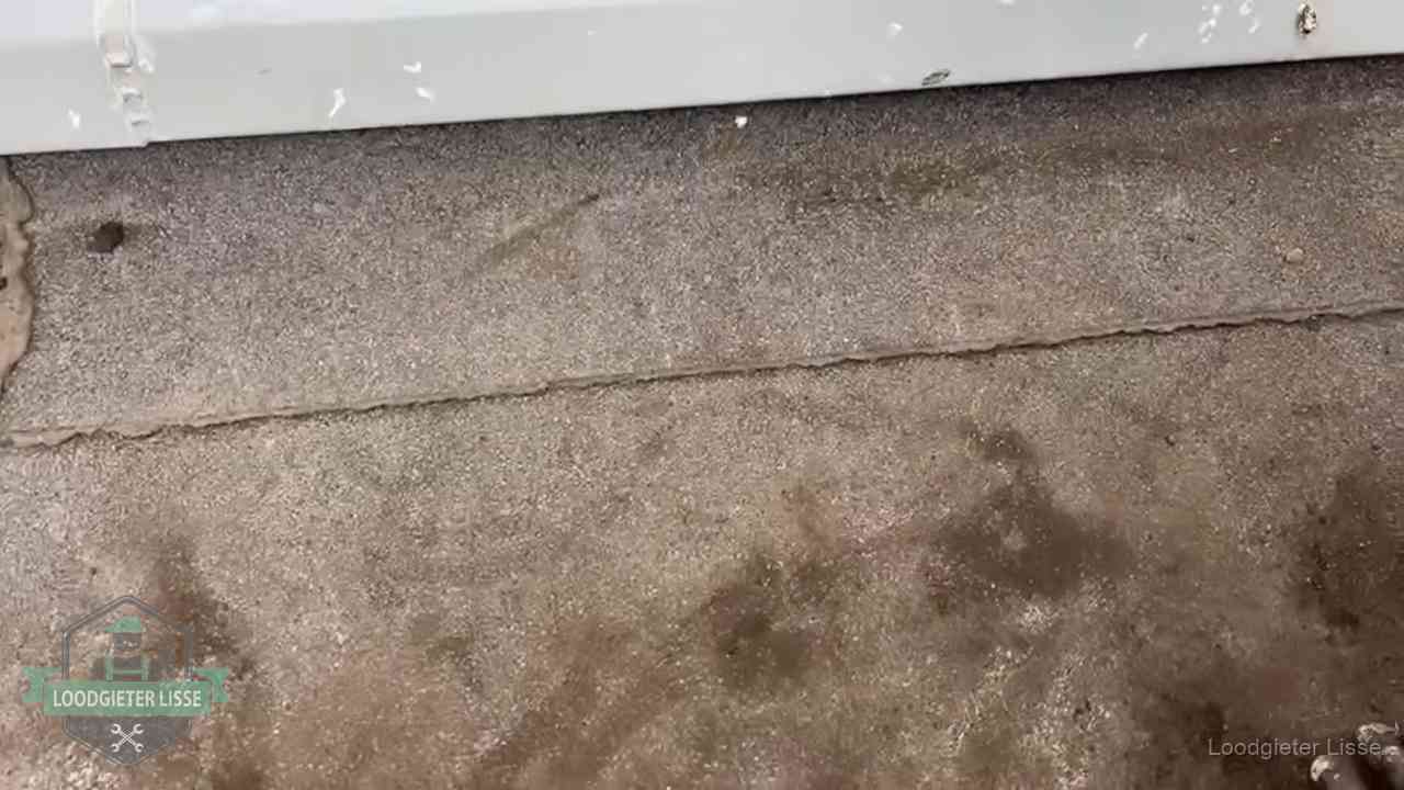 Stormschade en neerslag op daken in Lisse Vochtplekken bij de naad van een plat dak na aanhoudende regen in Lisse
