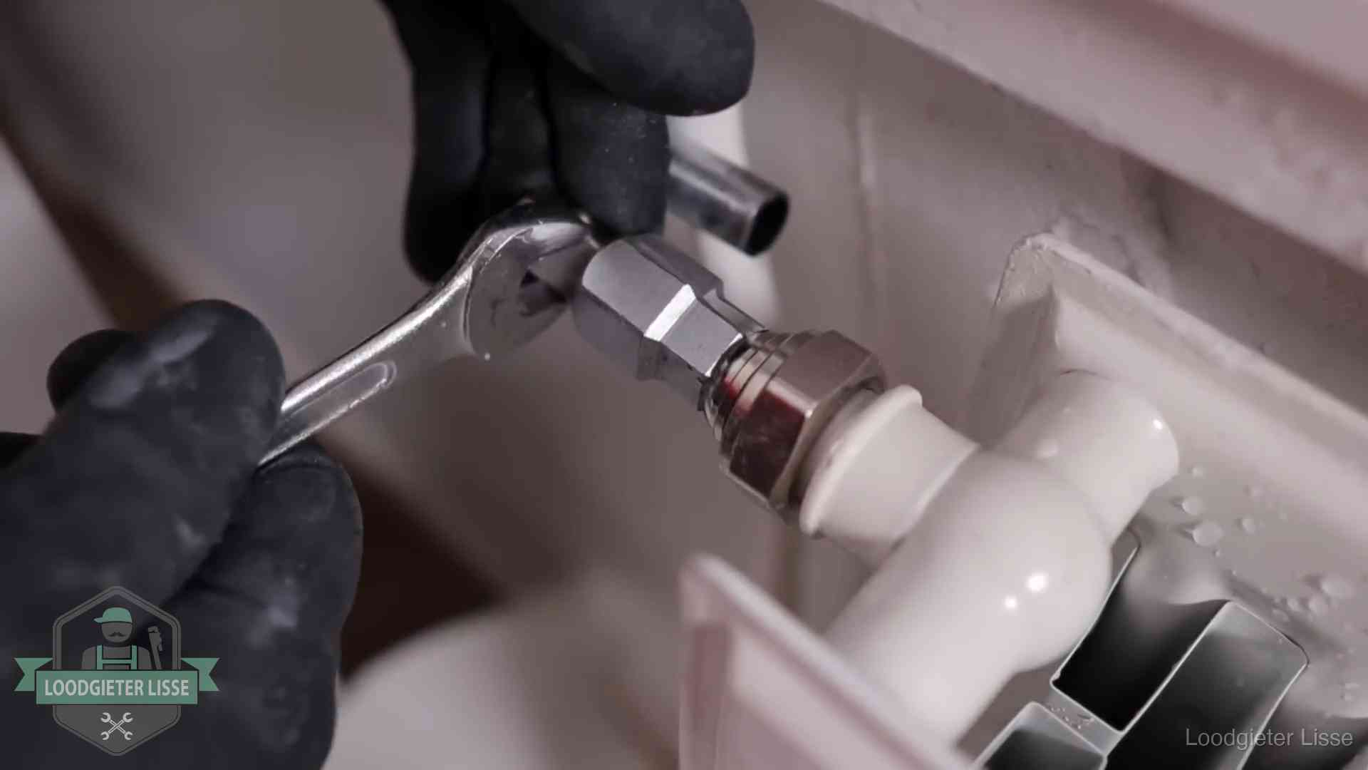 Radiatoren en waterzijdig inregelen in Lisse Steeksleutel draait een wartelkoppeling op een radiatorkraan aan in Lisse