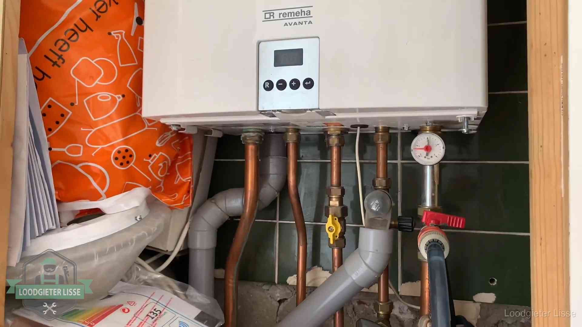 Remeha cv-ketel onderhoud in Lisse Oudere Remeha cv-ketel in een ketelkast in een woning in Lisse