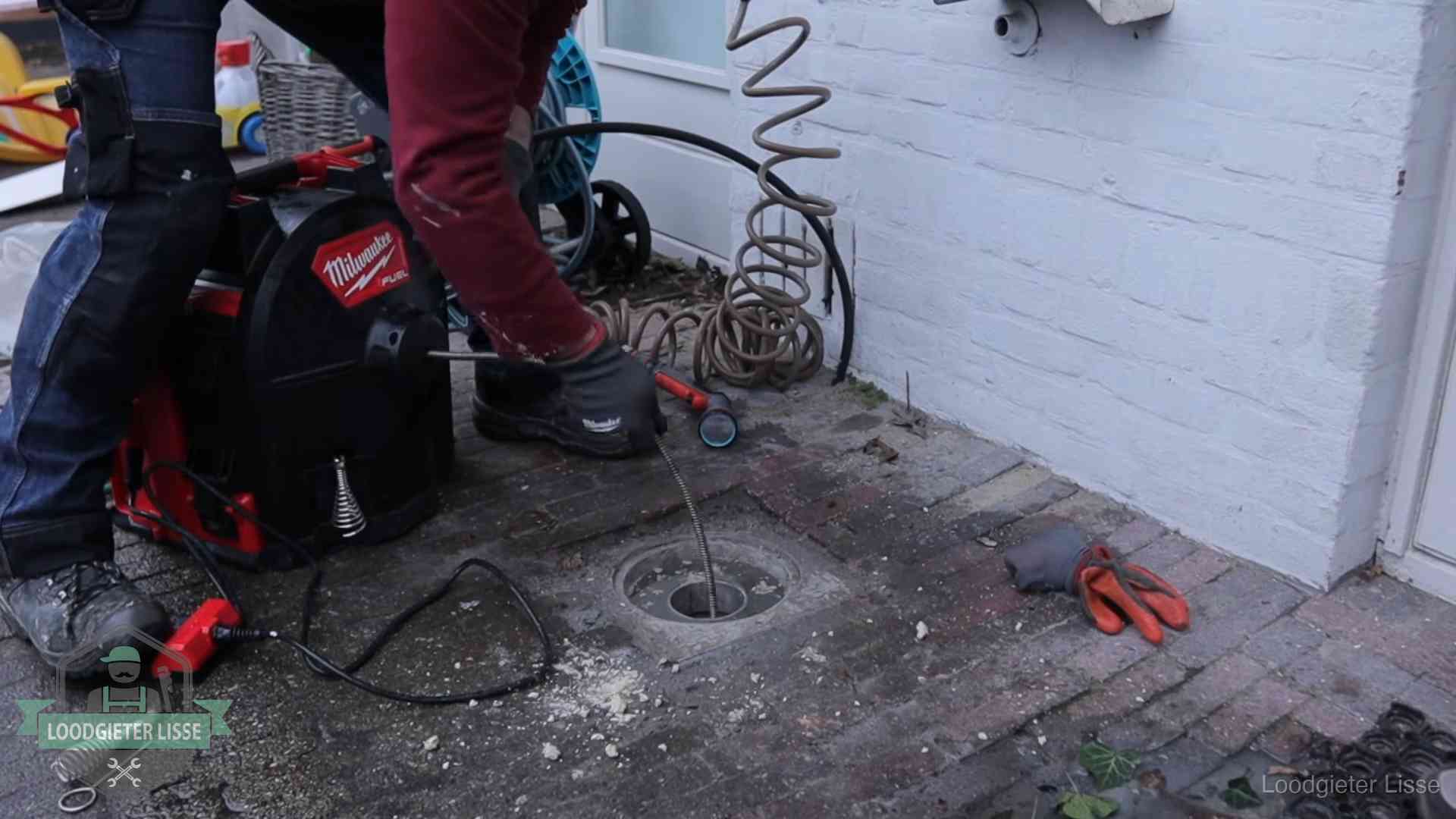 Prijs van een rioolontstopping in Lisse Spiraalmachine bij een ontstoppingsputje in de bestrating in Lisse