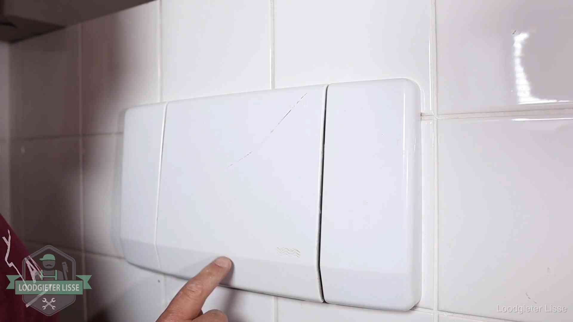 Bedieningspaneel van een inbouwreservoir van een hangend toilet in Lisse