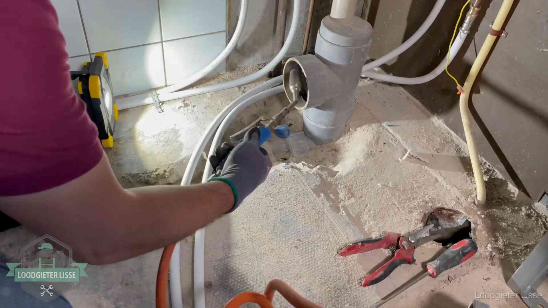 Standleiding en gedeelde leidingen in Lisse Loodgieter werkt aan leidingen bij een pvc-standleiding in een appartement in Lisse