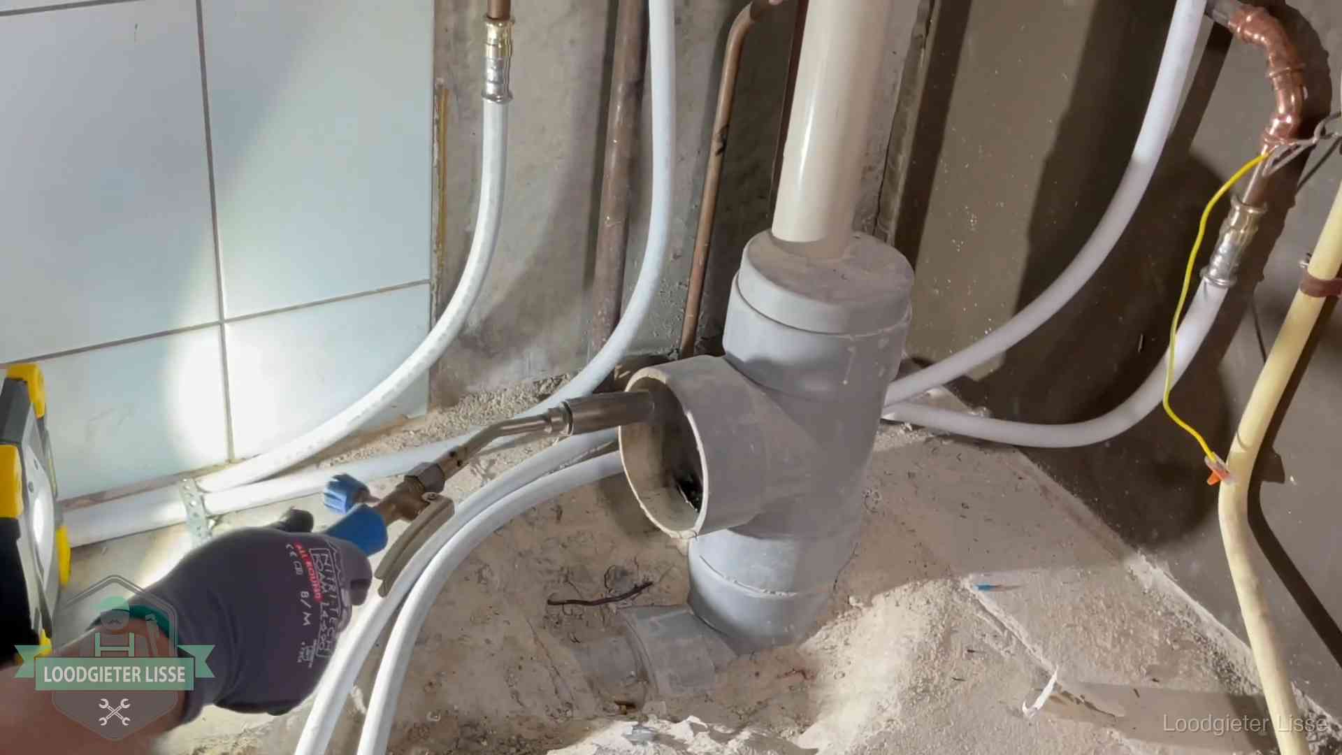 Verstopping in een huurwoning in Lisse Loodgieter werkt aan leidingen bij de pvc-standleiding van een huurwoning in Lisse