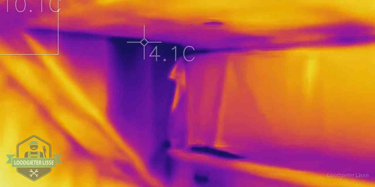 Warmtebeeldopname van een vloerconstructie tijdens lekdetectie in Lisse