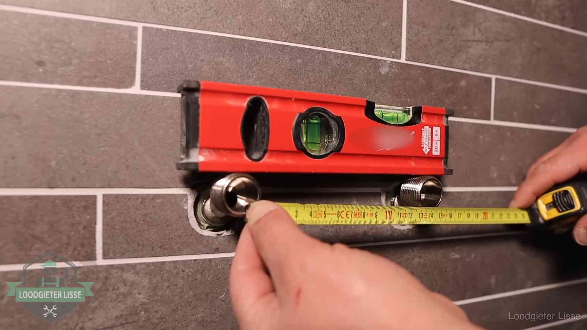 Kwaliteit en je vangnet als klant in Lisse Waterpas en duimstok bij kraan-aansluitpunten in een badkamer in Lisse