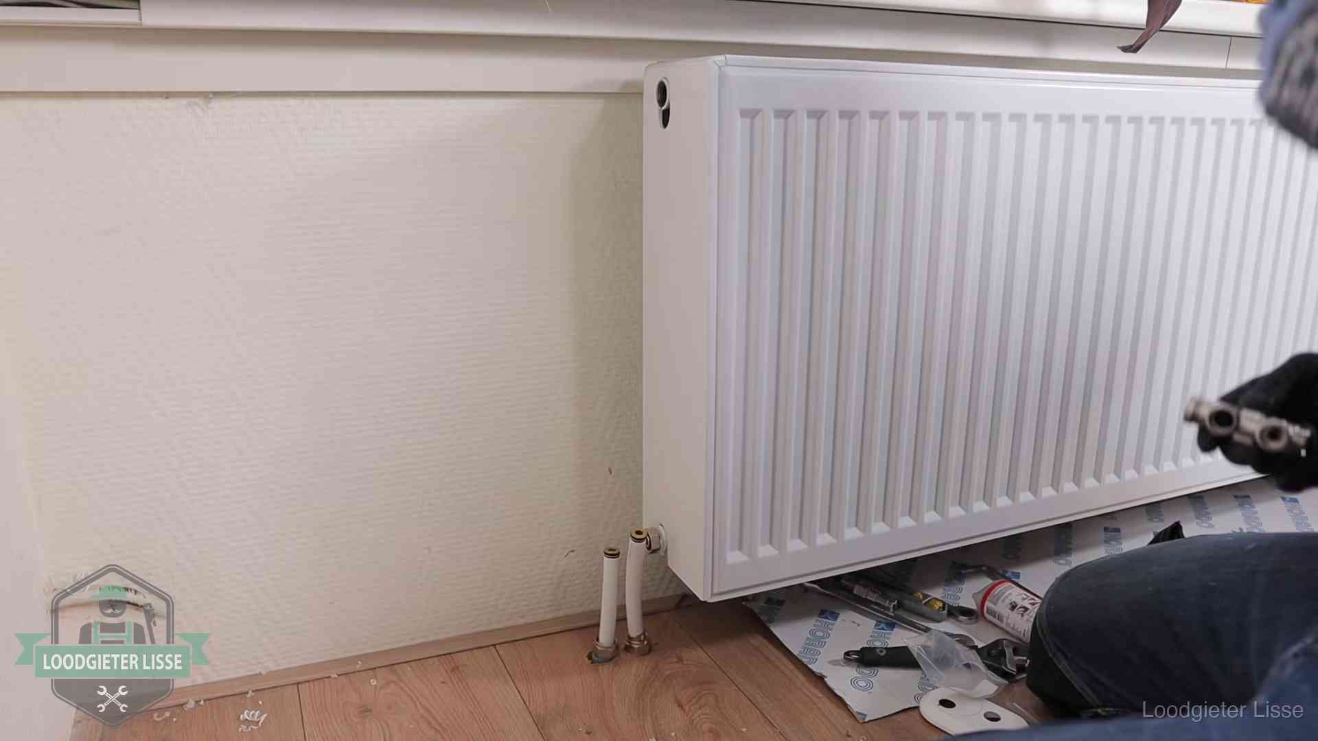 Verwarming per wijk in Lisse Nieuw gemonteerde radiator in een woonkamer in Lisse