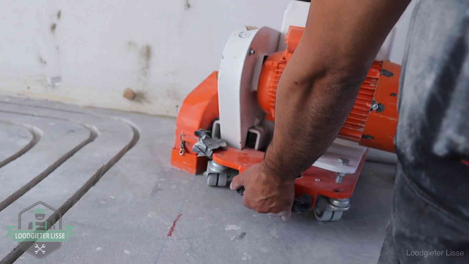 Sleuvenpatroon voor vloerverwarming in de dekvloer van een woning in Lisse