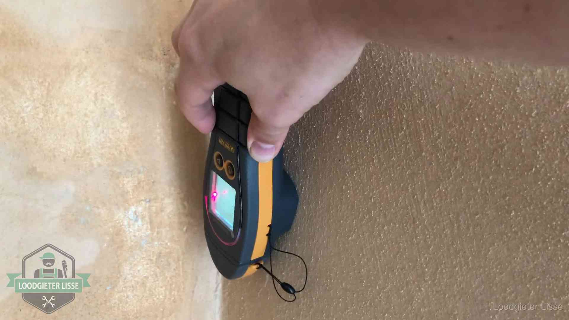 Daklekkage opsporen zonder hakwerk in Lisse Vochtmeter tegen een muur met vochtplekken tijdens het opsporen van een daklekkage in Lisse
