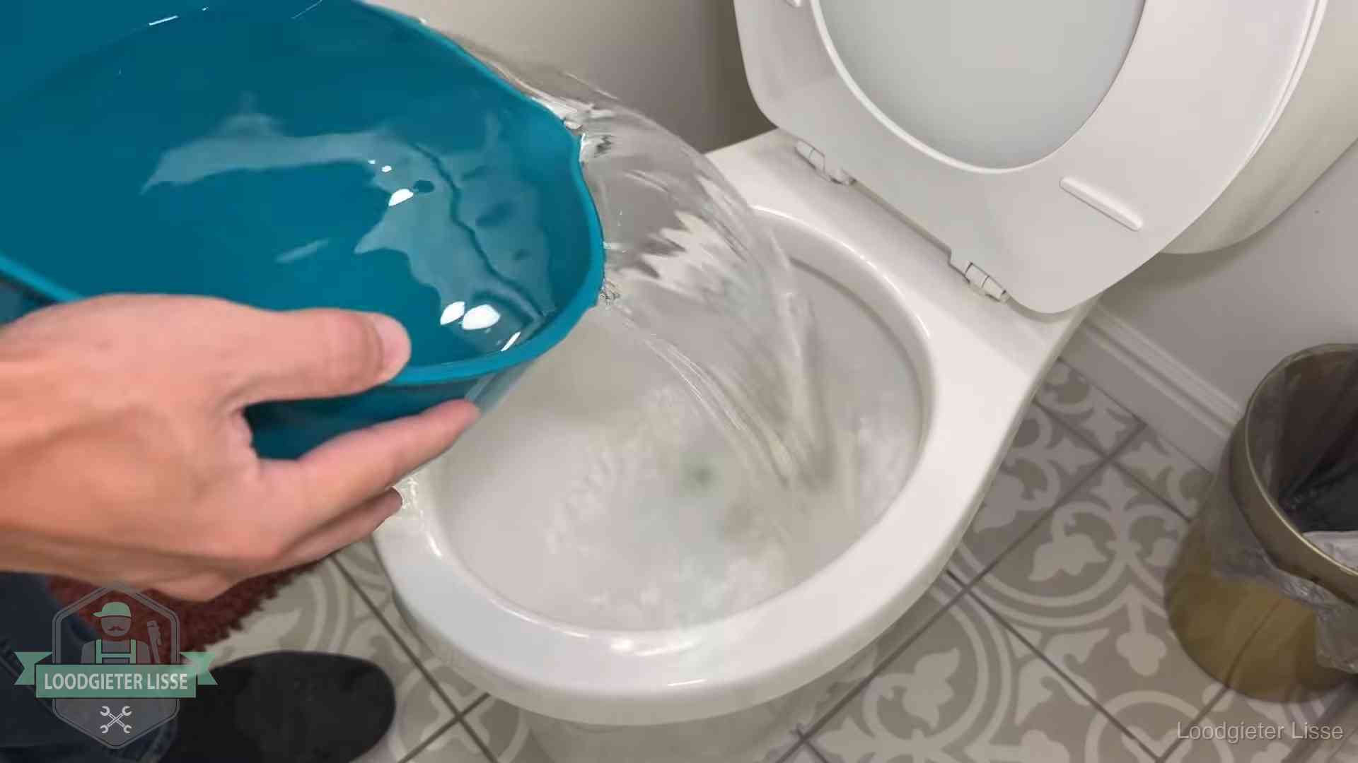 Warm water wordt voorzichtig in de wc-pot gegoten in Lisse