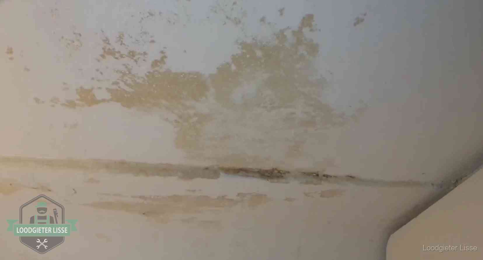 Verzekering bij rioolschade in Lisse Watervlekken op een plafond in Lisse, schade die je bij de verzekering meldt