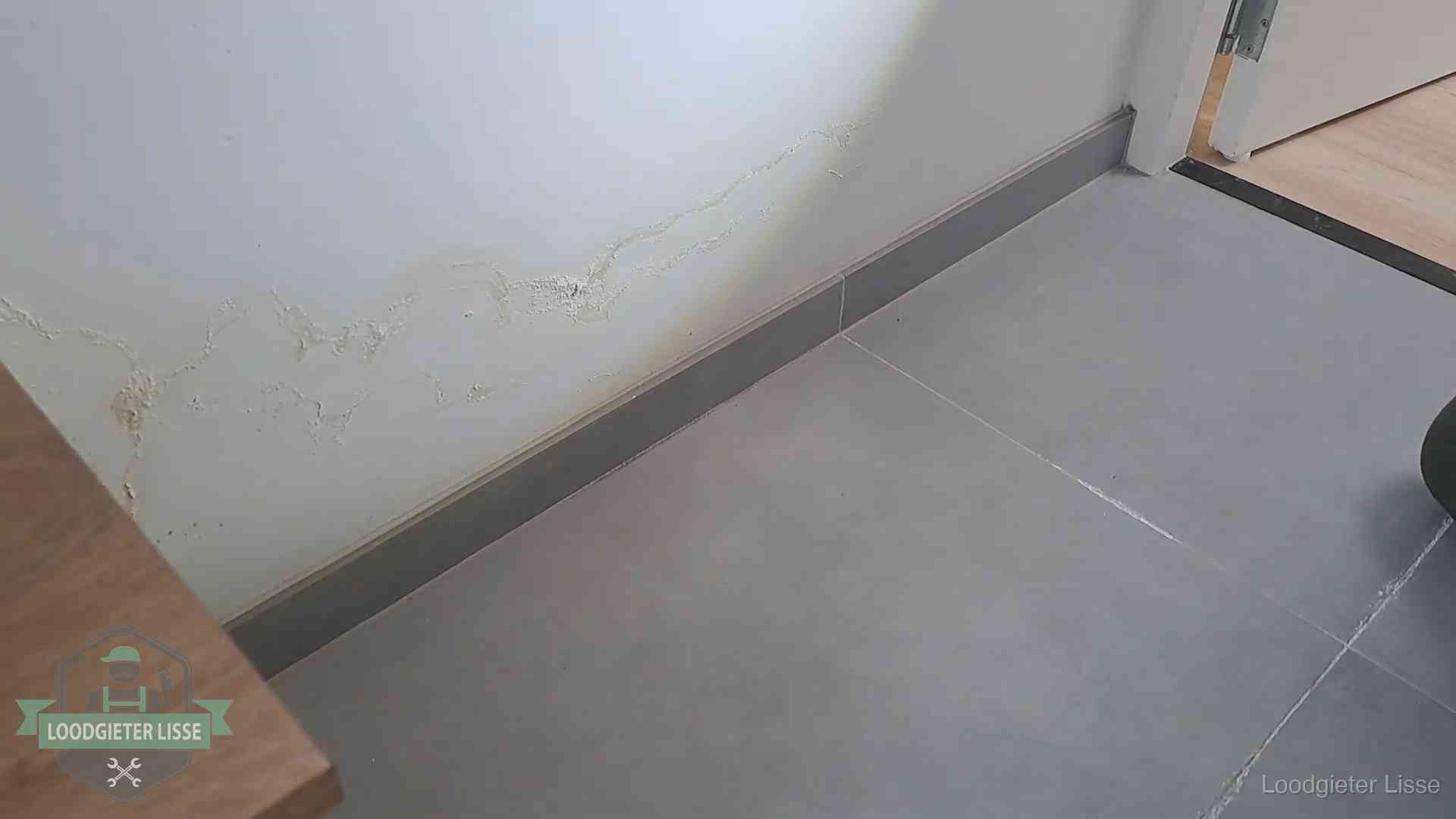 Verzekering en daklekkage in Lisse Waterschade met kalkuitbloeiing op een binnenwand in Lisse, vastgelegd voor de verzekering