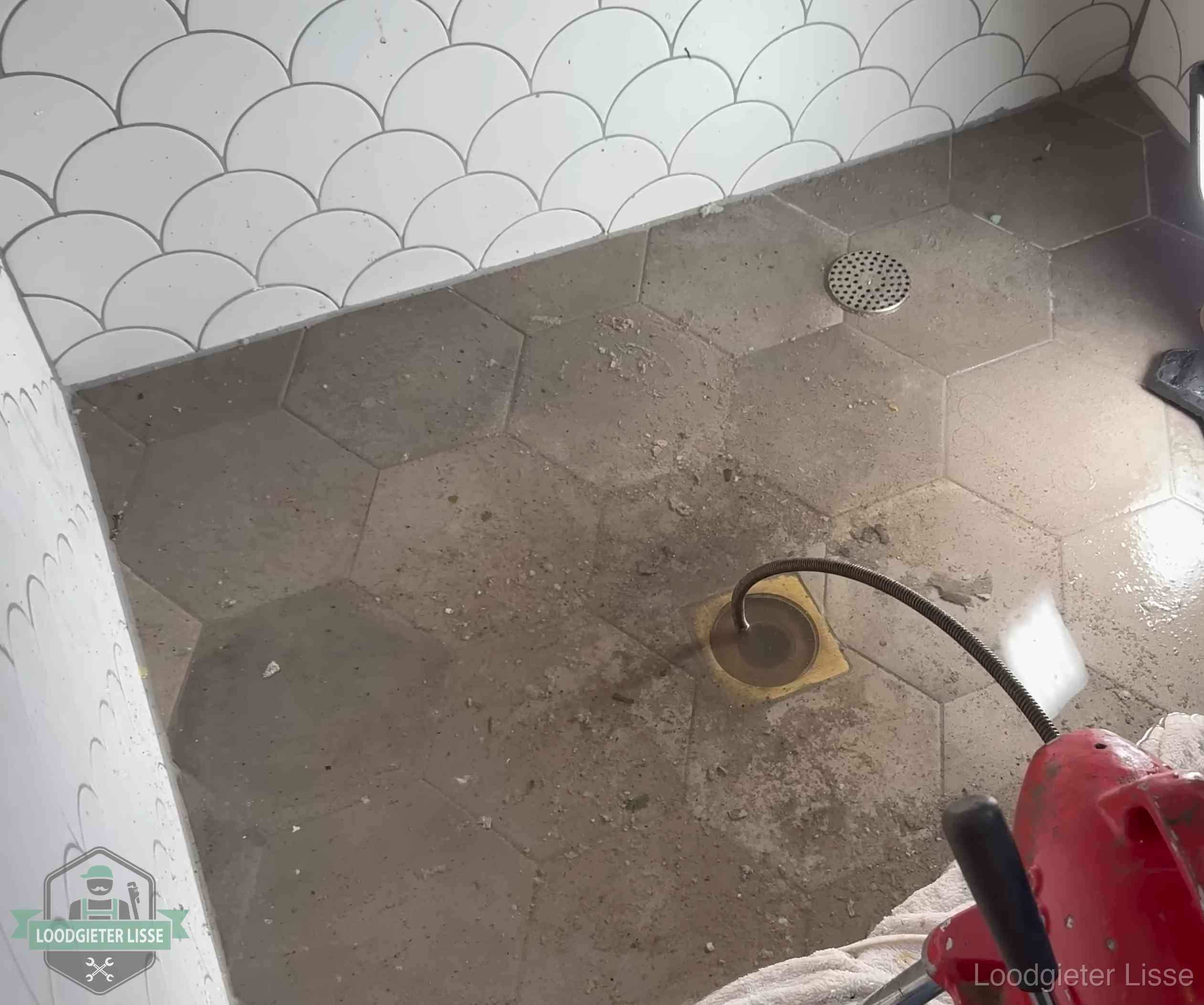 Vloerput met waterslot in een badkamer in Lisse, een bron van stank als het waterslot droogstaat