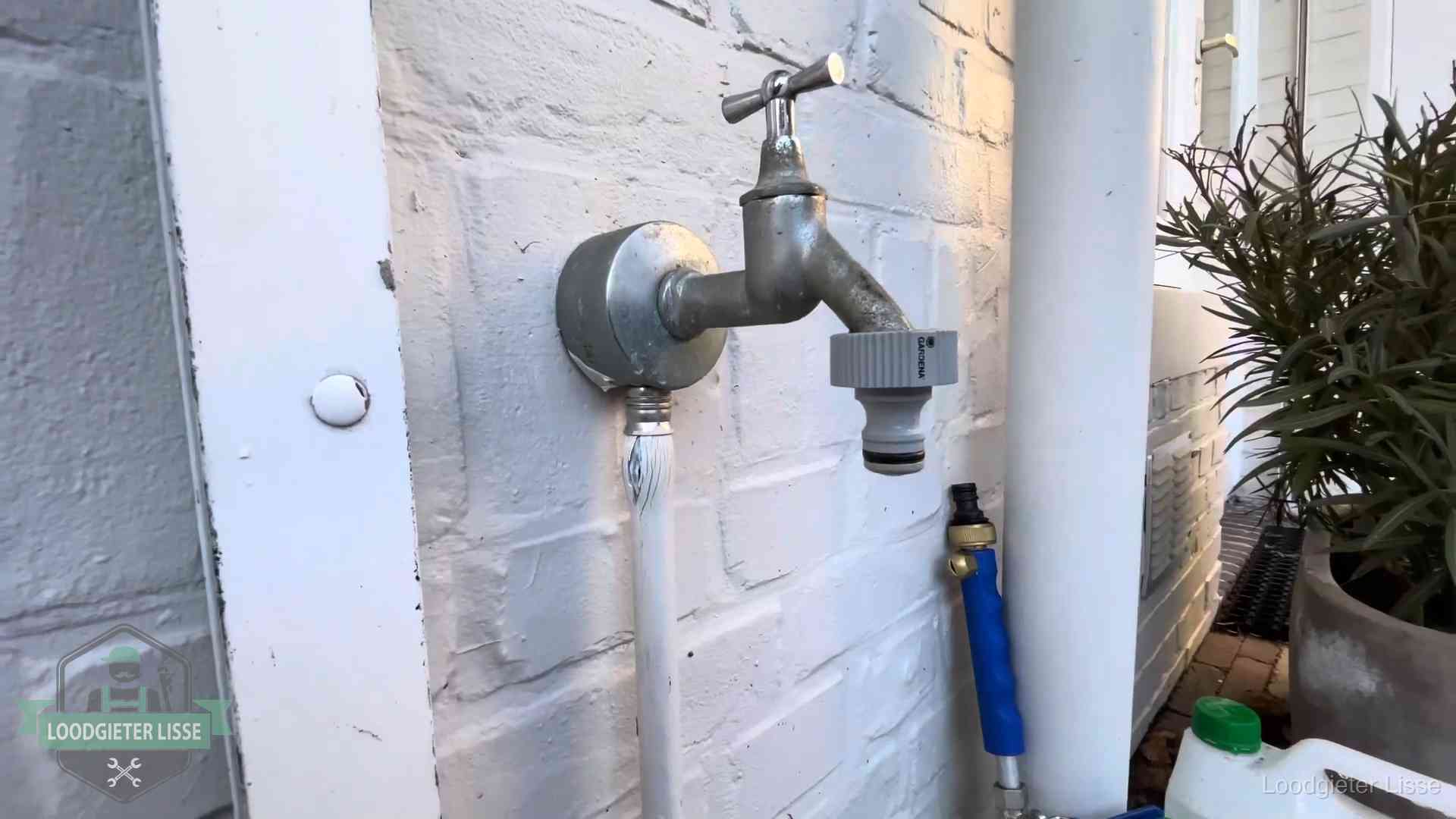 Buitenkraan met slangaansluiting bij een woning in Lisse, sluipverbruik zie je terug op de waterrekening
