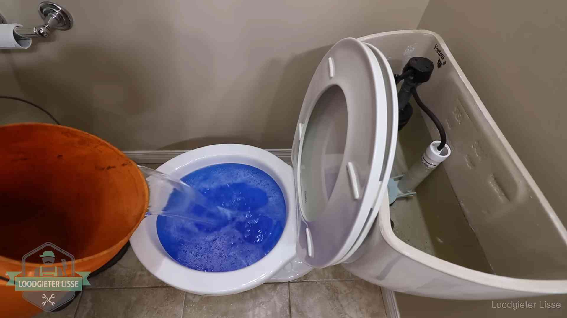 Water bij de wc-pot wordt met een emmer weggewerkt om schade te beperken in Lisse