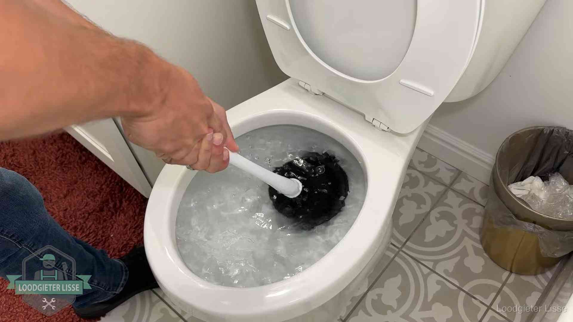 Zelf de wc ontstoppen met een plopper in Lisse, het water kolkt in de pot