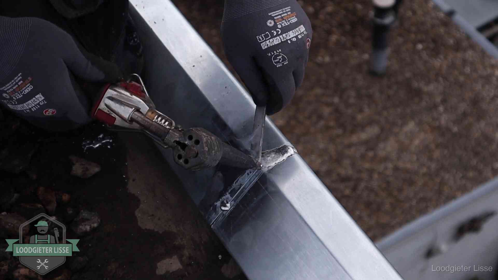 Fouten bij zelf daklekkage repareren in Lisse Zinken naad solderen op een dak in Lisse, vakwerk waar het bij zelf repareren vaak misgaat
