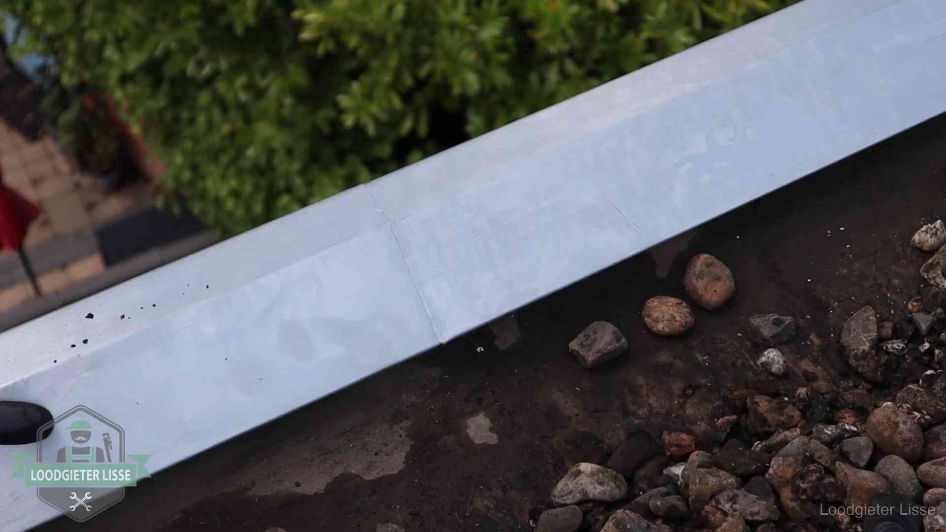 Garantie op dakwerk in Lisse Strak gesoldeerd naaddetail in een zinken daktrim op een dak in Lisse